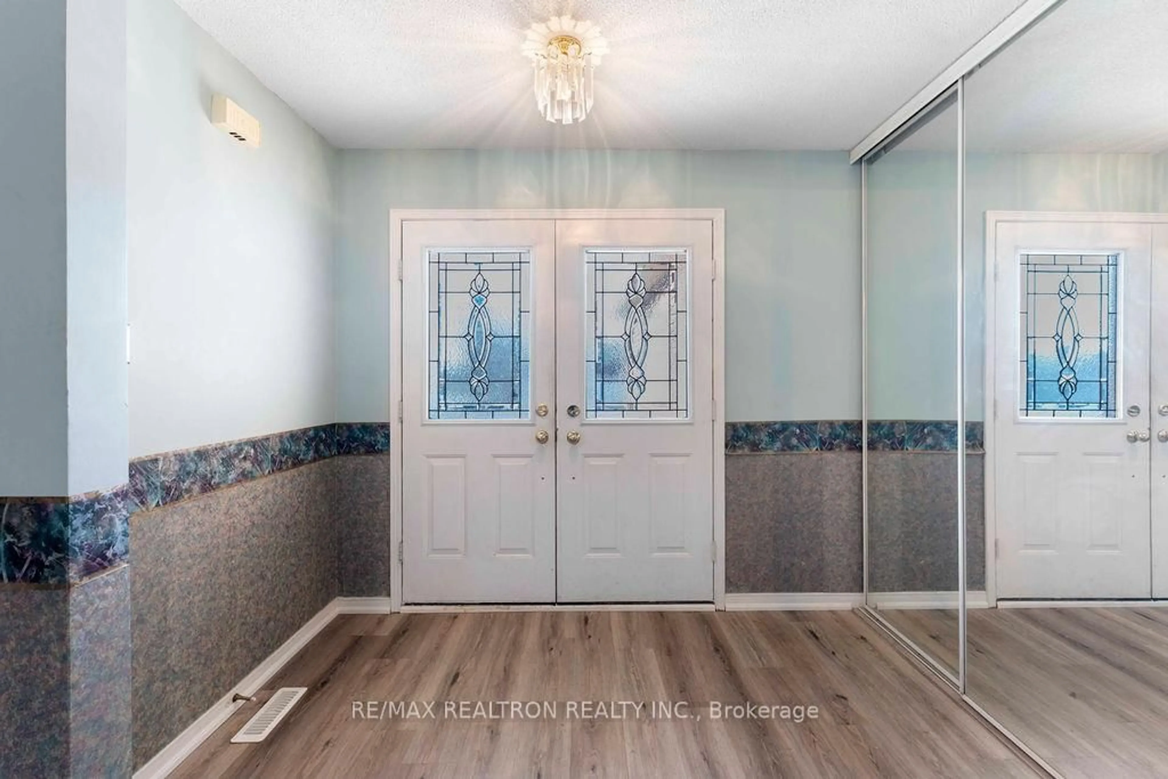 Indoor entryway for 26 Tamara Dr, Richmond Hill Ontario L4S 1E4