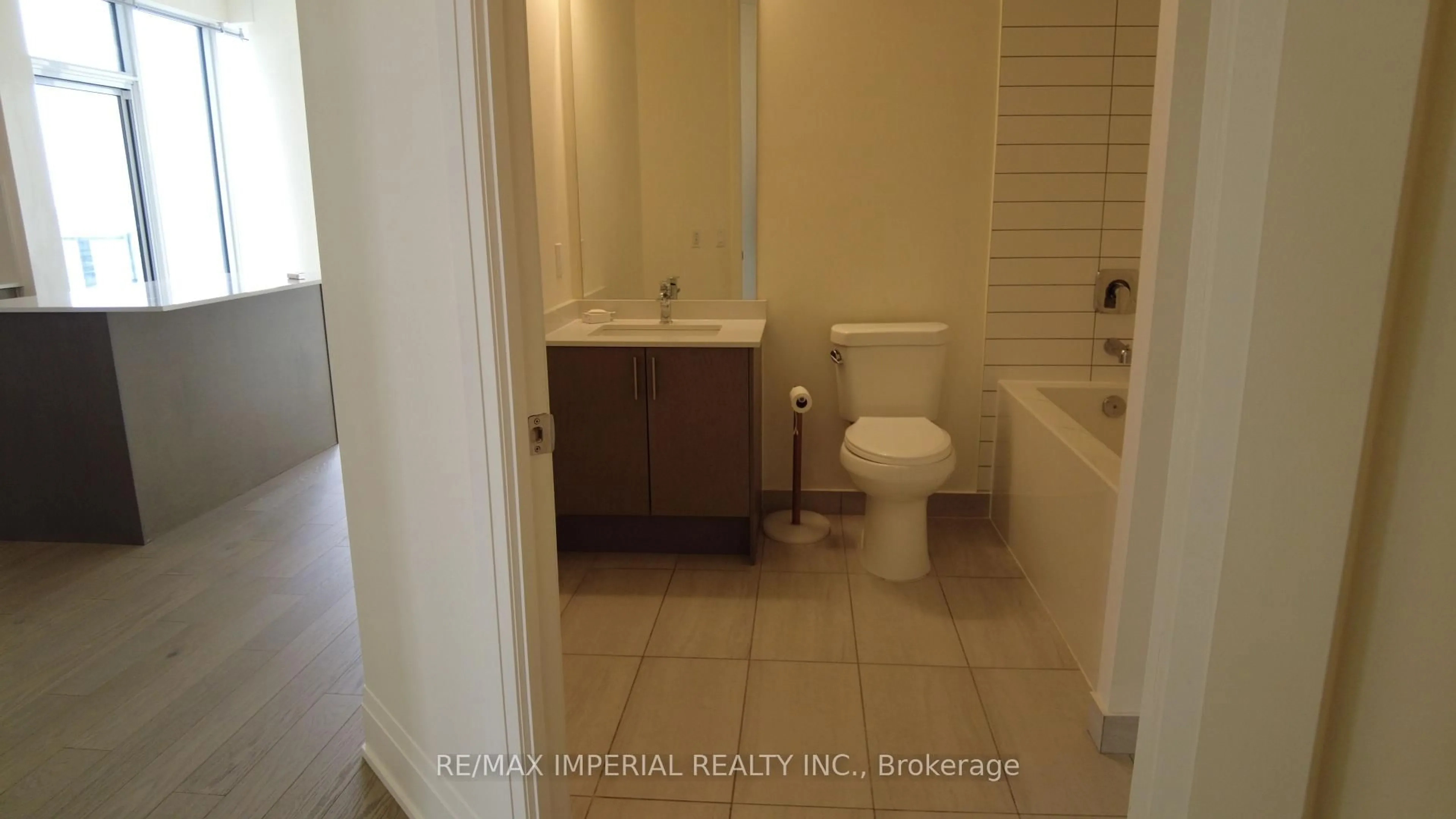 Standard bathroom, ceramic/tile floor for 9000 Jane St #PH106, Vaughan Ontario L4K 0M6