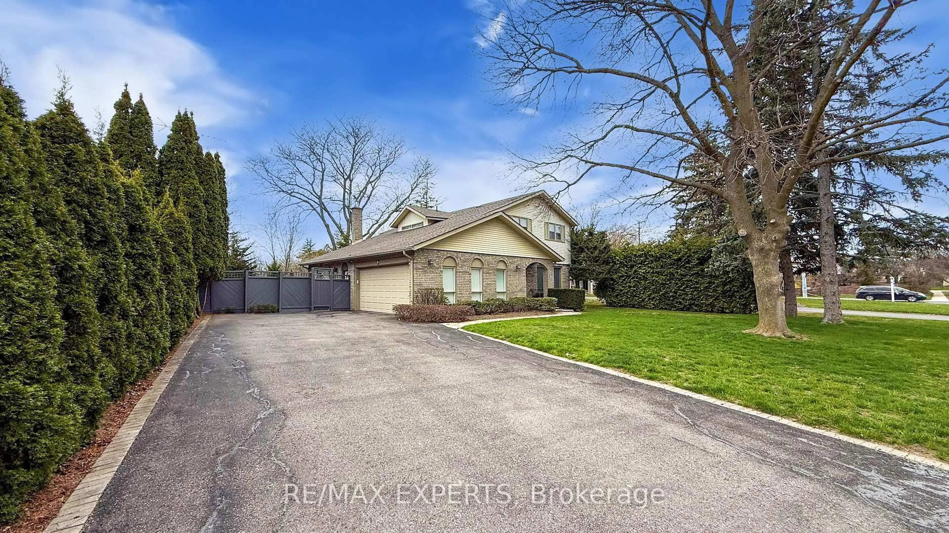 A pic from outside/outdoor area/front of a property/back of a property/a pic from drone, street for 4 Christman Crt, Markham Ontario L3P 3C8