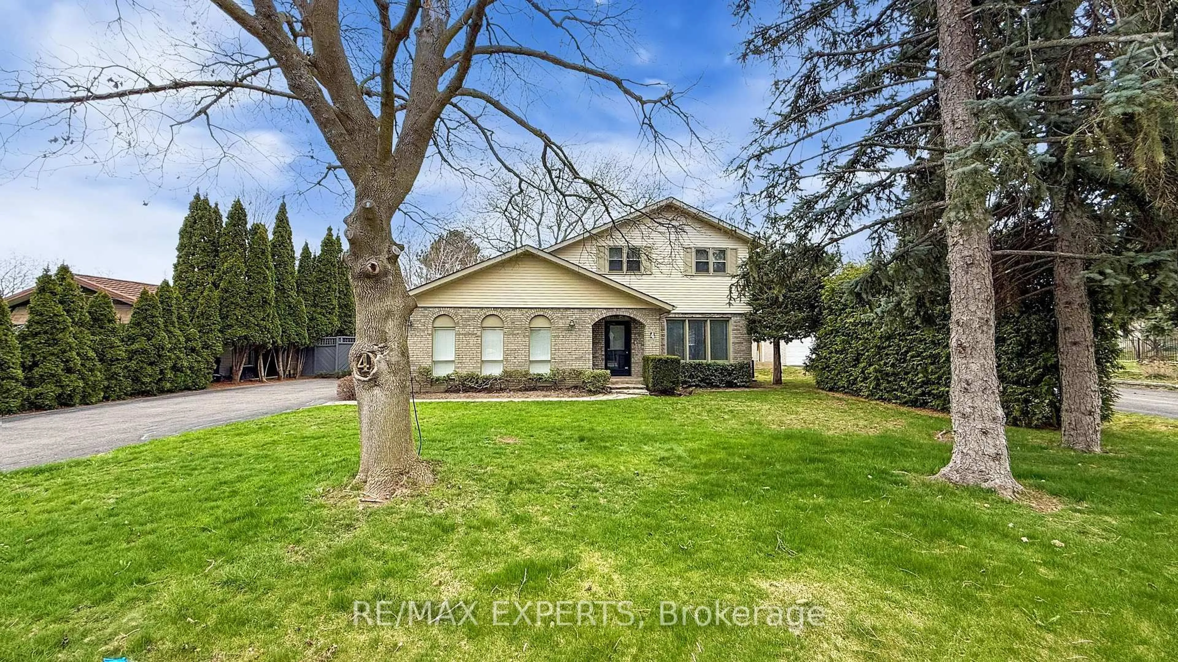 A pic from outside/outdoor area/front of a property/back of a property/a pic from drone, street for 4 Christman Crt, Markham Ontario L3P 3C8
