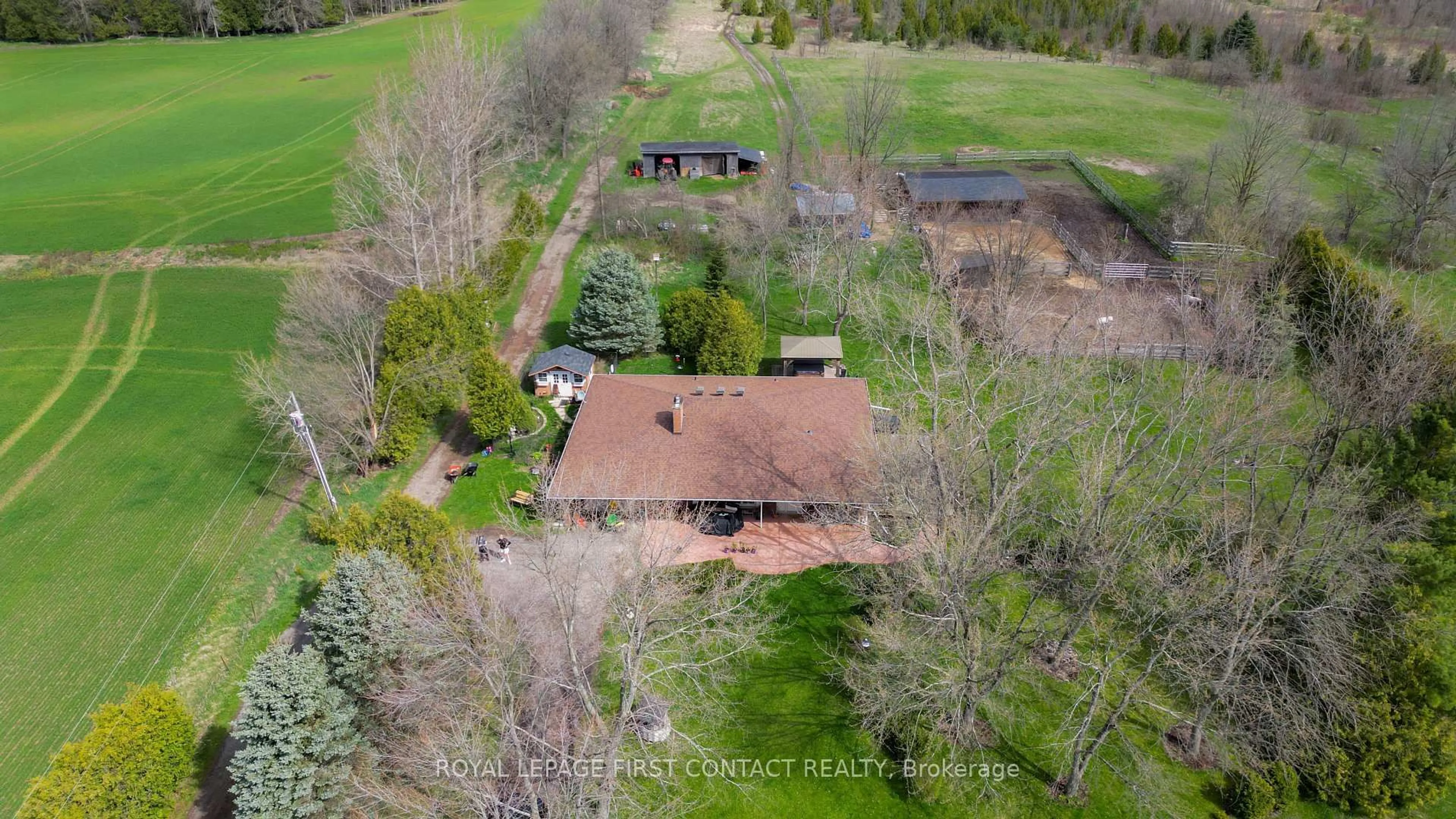 A pic from outside/outdoor area/front of a property/back of a property/a pic from drone, unknown for 3348 2nd Line, Innisfil Ontario L0L 1L0