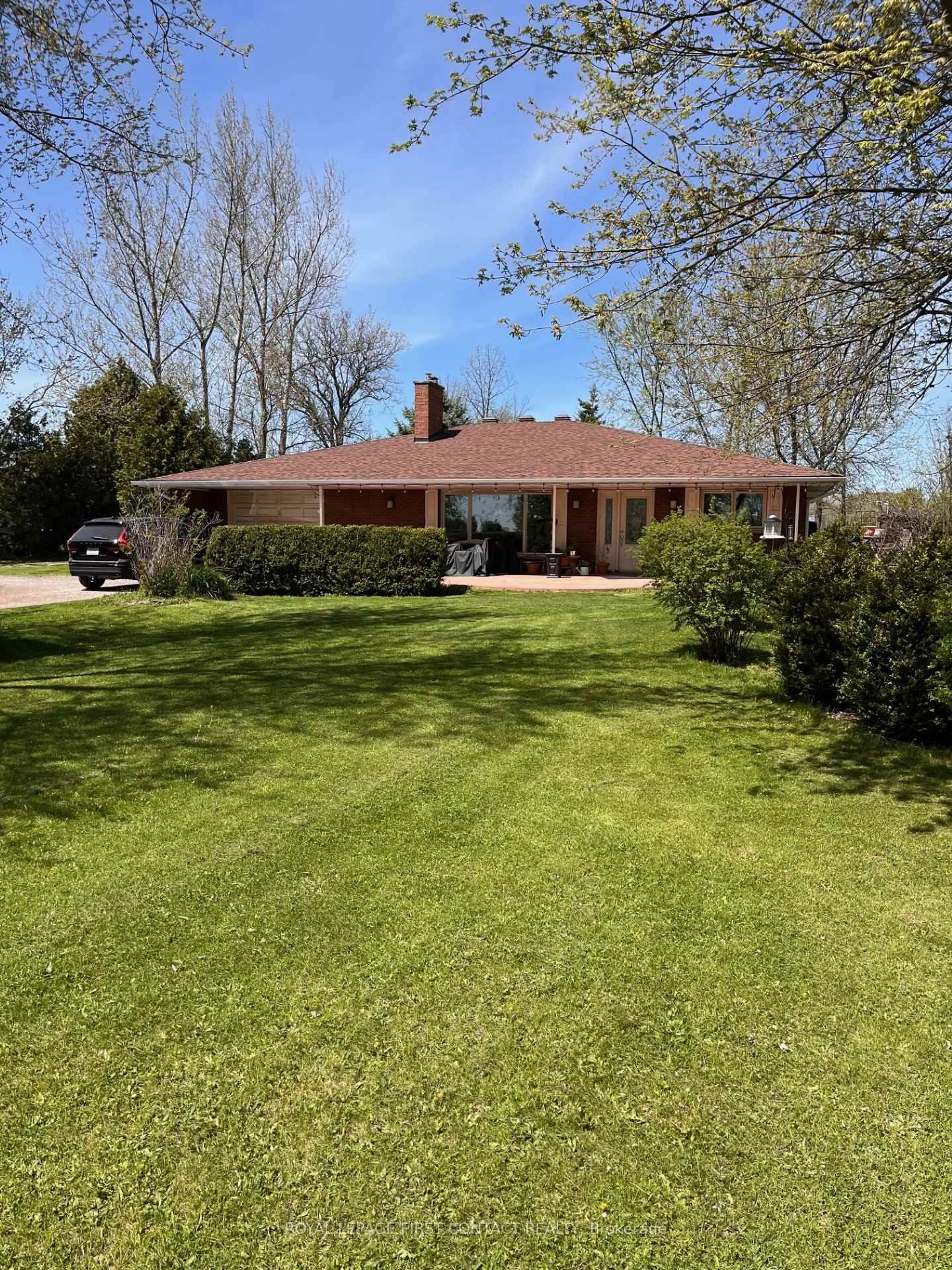 A pic from outside/outdoor area/front of a property/back of a property/a pic from drone, street for 3348 2nd Line, Innisfil Ontario L0L 1L0