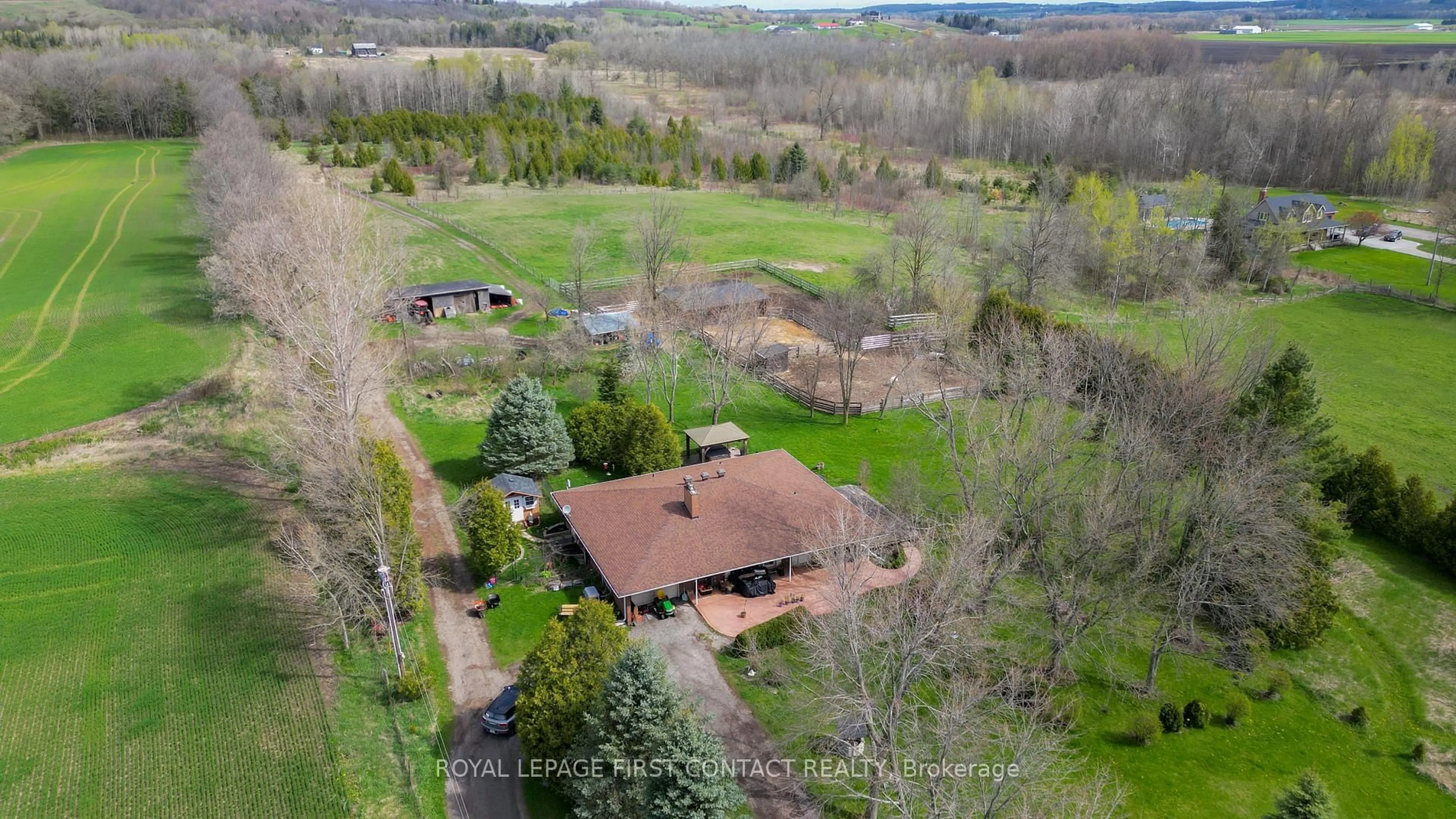 A pic from outside/outdoor area/front of a property/back of a property/a pic from drone, unknown for 3348 2nd Line, Innisfil Ontario L0L 1L0