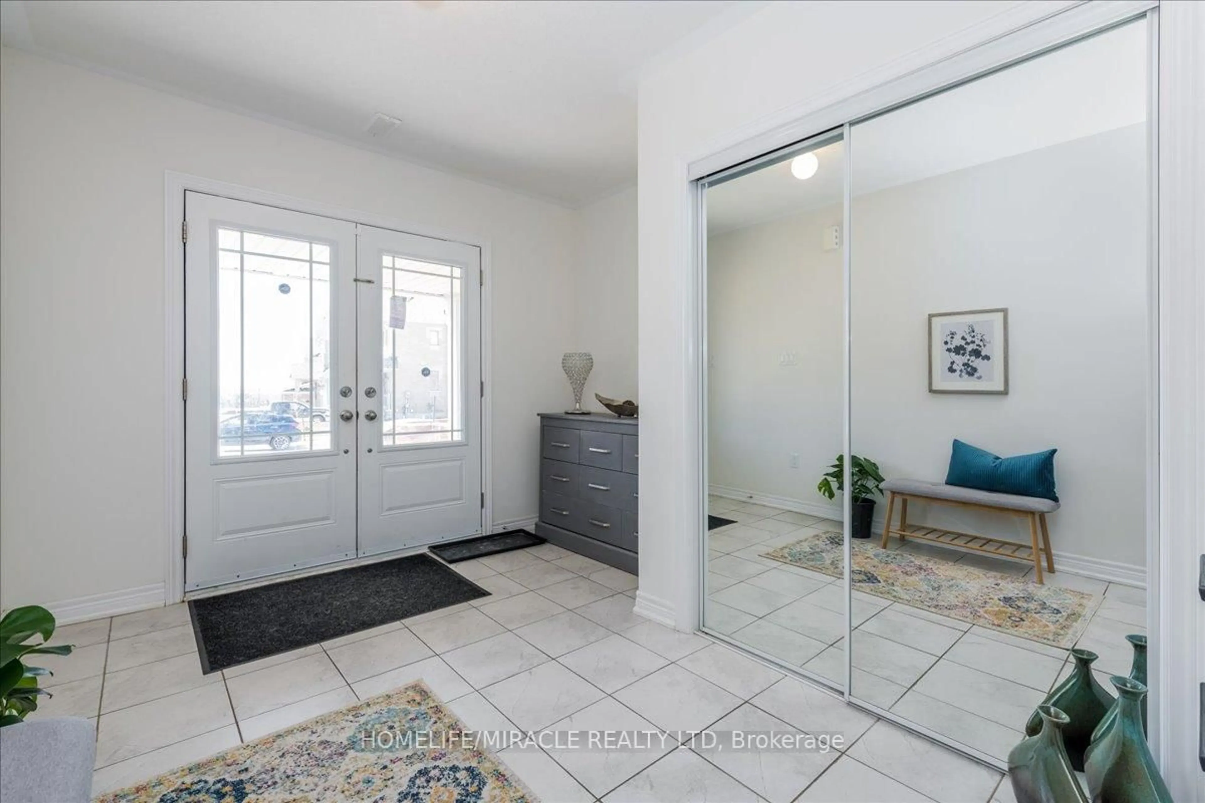 Indoor entryway for 12 Janes Cres, New Tecumseth Ontario L9R 0T2