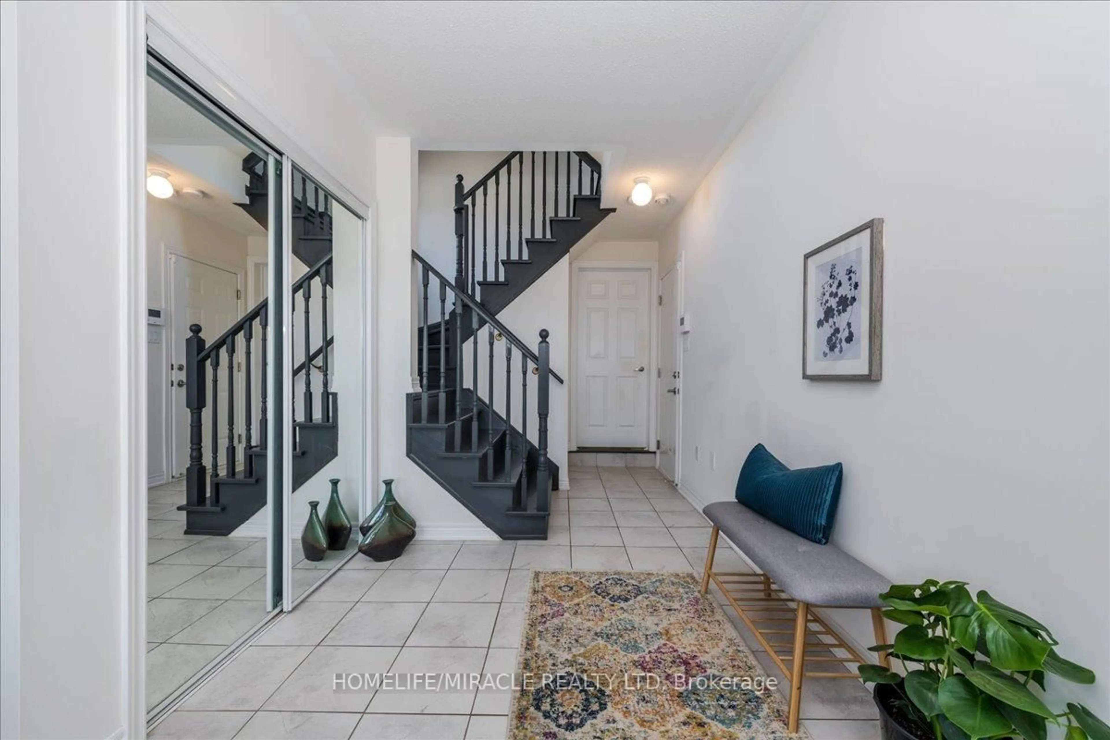 Indoor entryway for 12 Janes Cres, New Tecumseth Ontario L9R 0T2