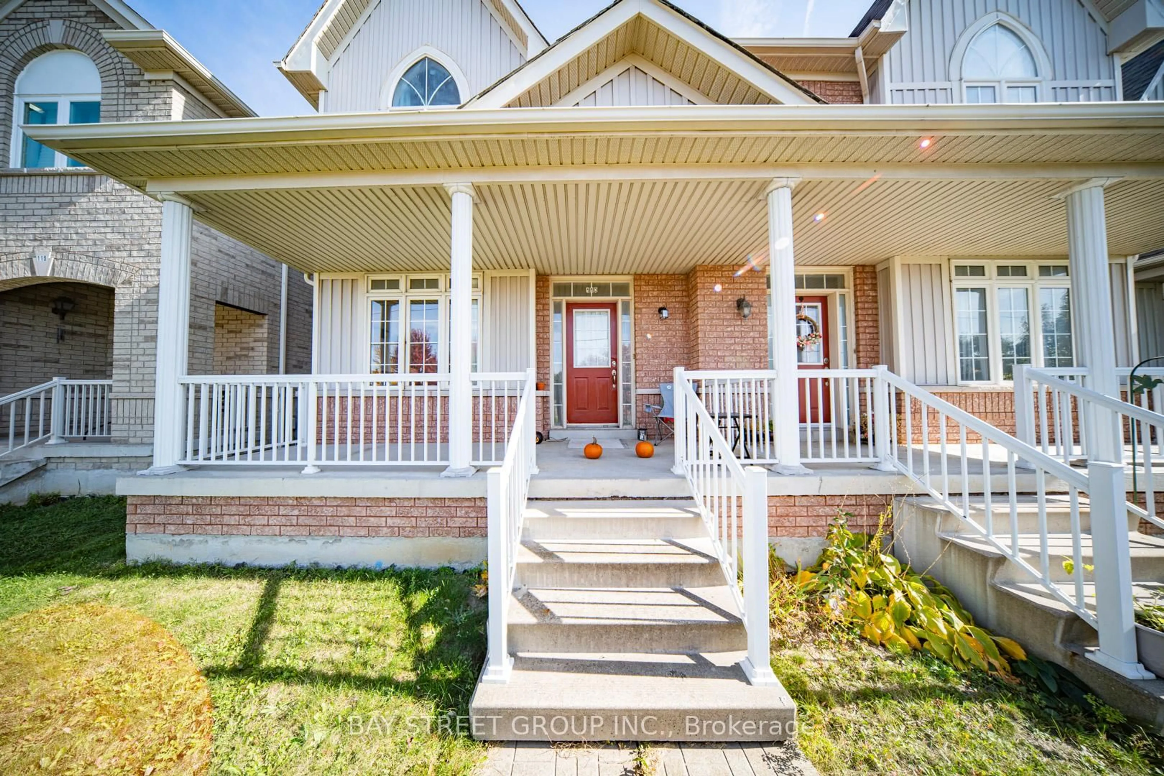 Home with vinyl exterior material, street for 113 Yale Lane, Markham Ontario L6B 1G5