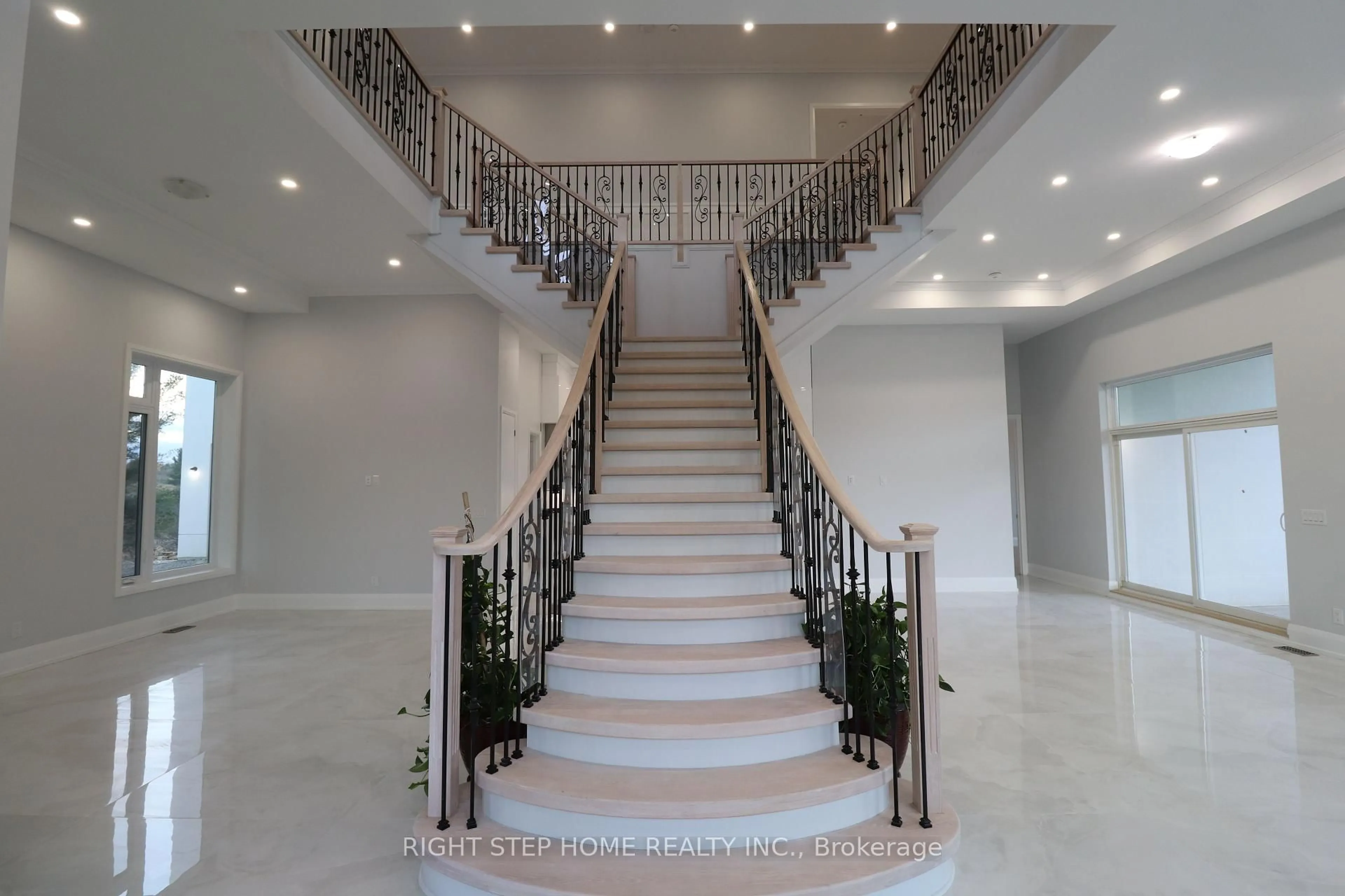 Indoor foyer for 11470 Hwy 27 Rd, Vaughan Ontario L0J 1C0