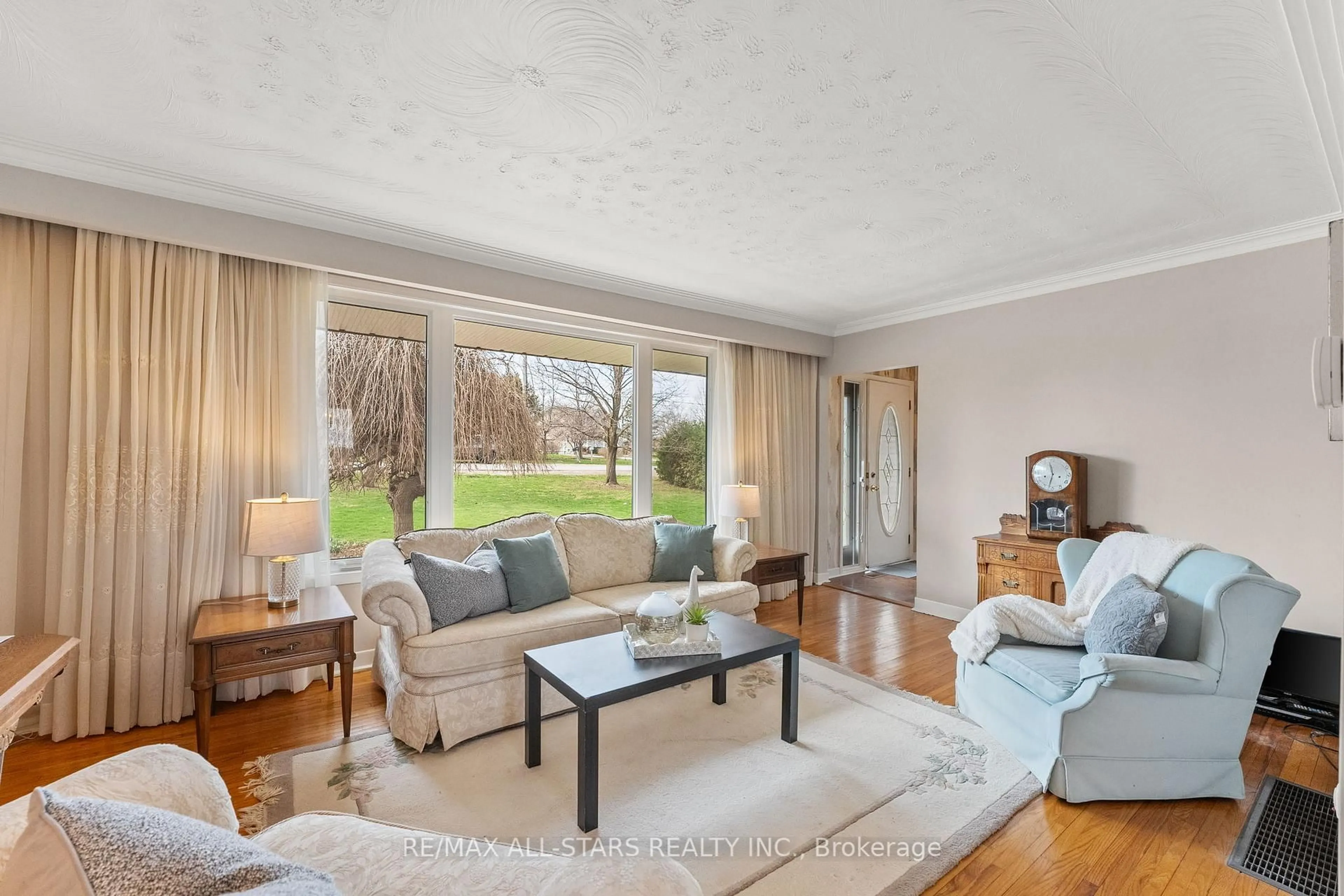 Living room with furniture, unknown for 69 The Queensway Ave, Georgina Ontario L4P 0R4