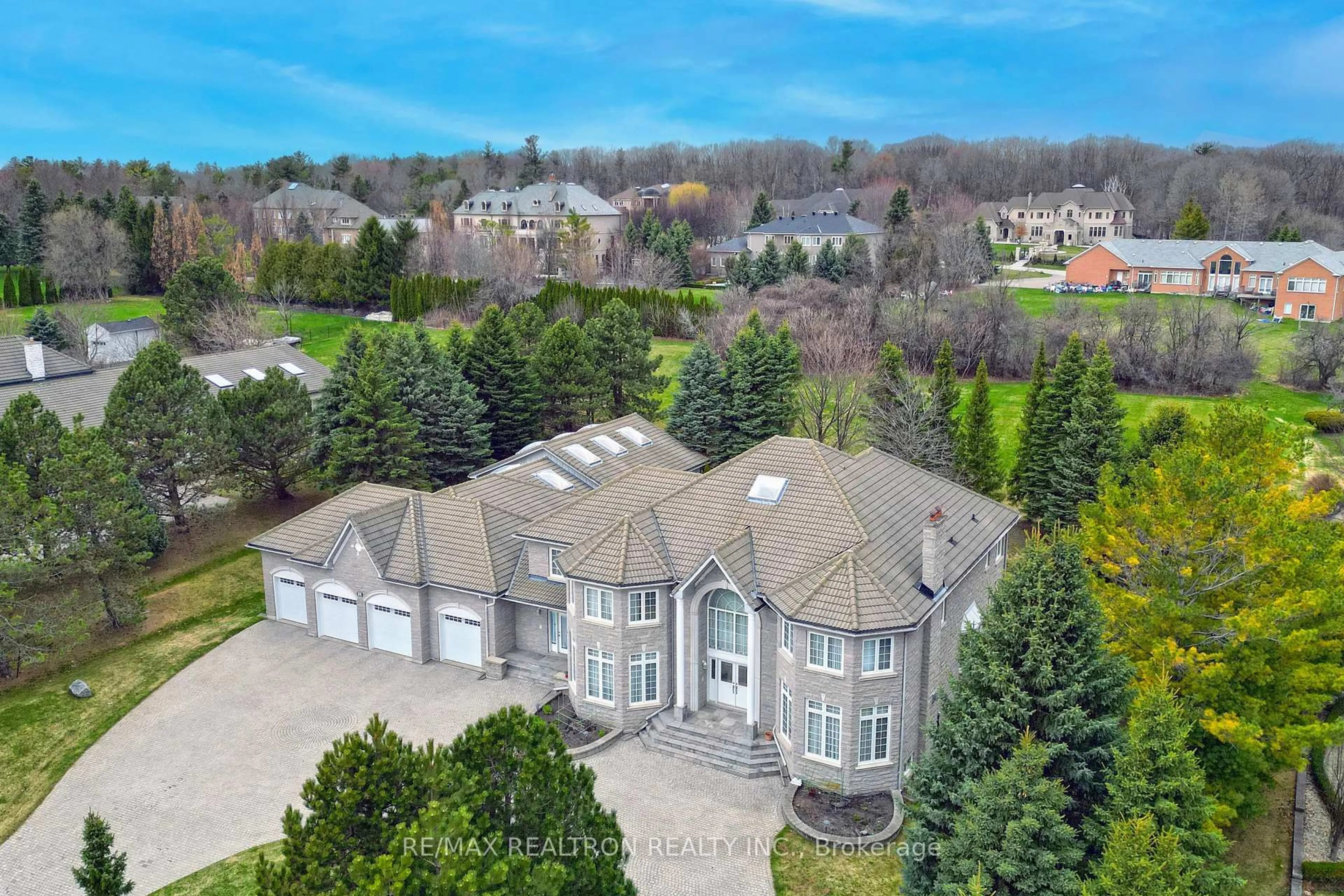 A pic from outside/outdoor area/front of a property/back of a property/a pic from drone, unknown for 23 Kensington Dr, Richmond Hill Ontario L4E 3M9