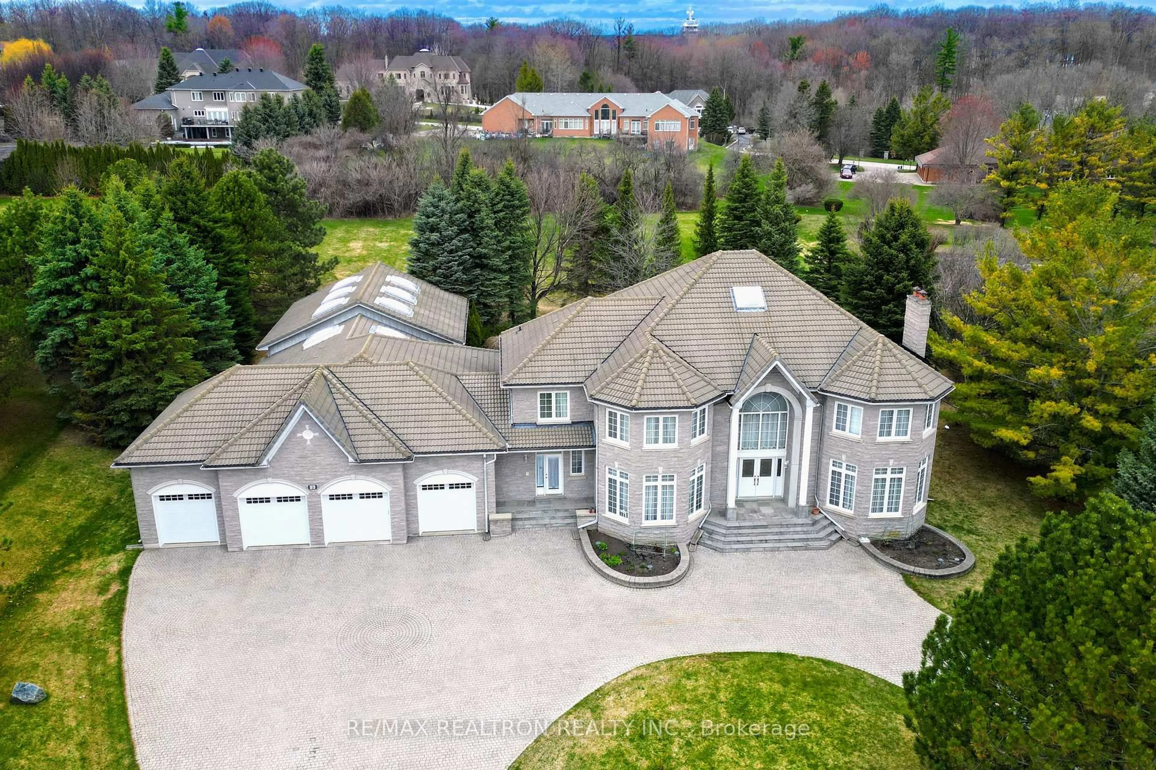 A pic from outside/outdoor area/front of a property/back of a property/a pic from drone, unknown for 23 Kensington Dr, Richmond Hill Ontario L4E 3M9