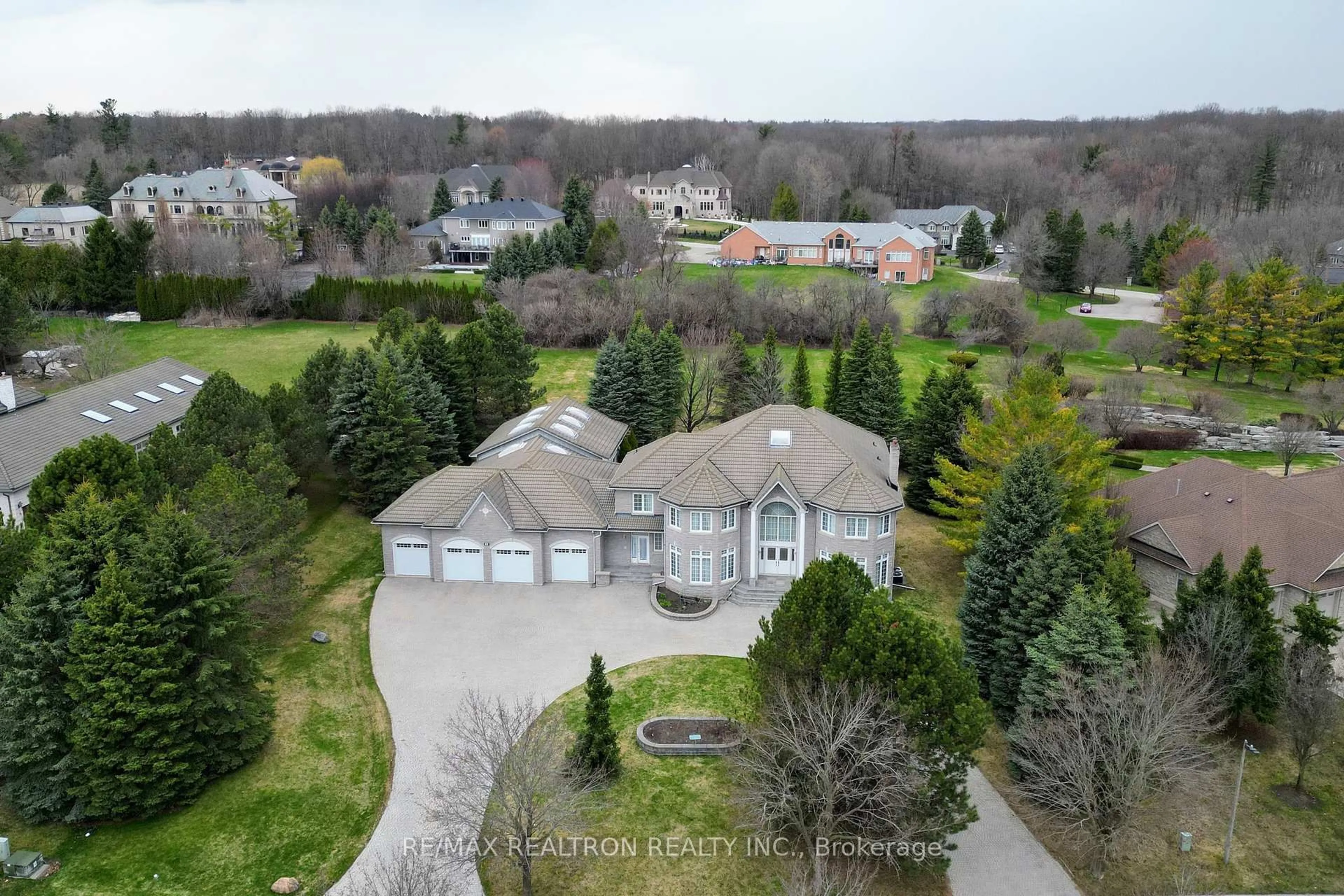 A pic from outside/outdoor area/front of a property/back of a property/a pic from drone, unknown for 23 Kensington Dr, Richmond Hill Ontario L4E 3M9