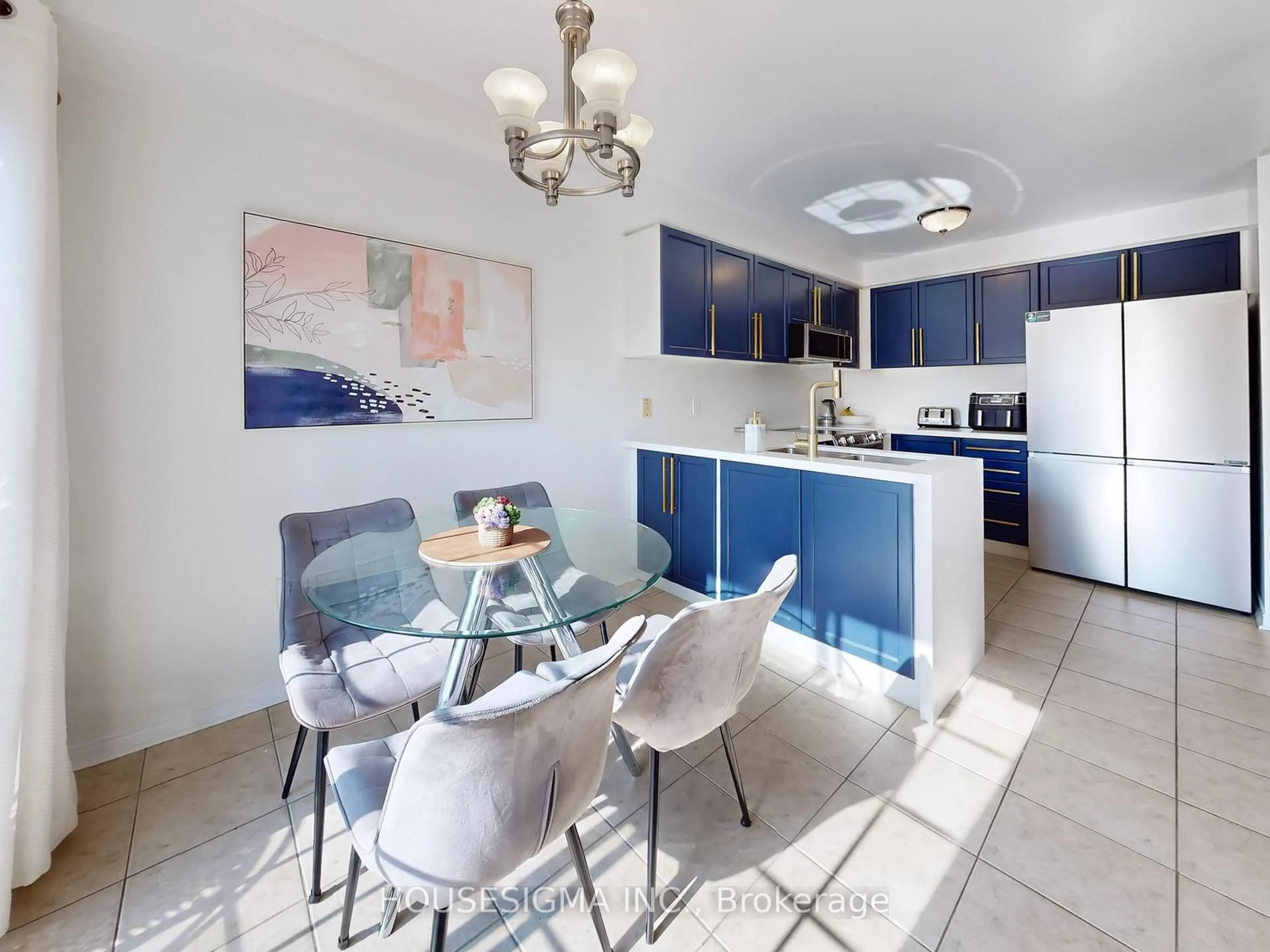 Open concept kitchen, ceramic/tile floor for 728 Joe Persechini Dr, Newmarket Ontario L3X 2S1
