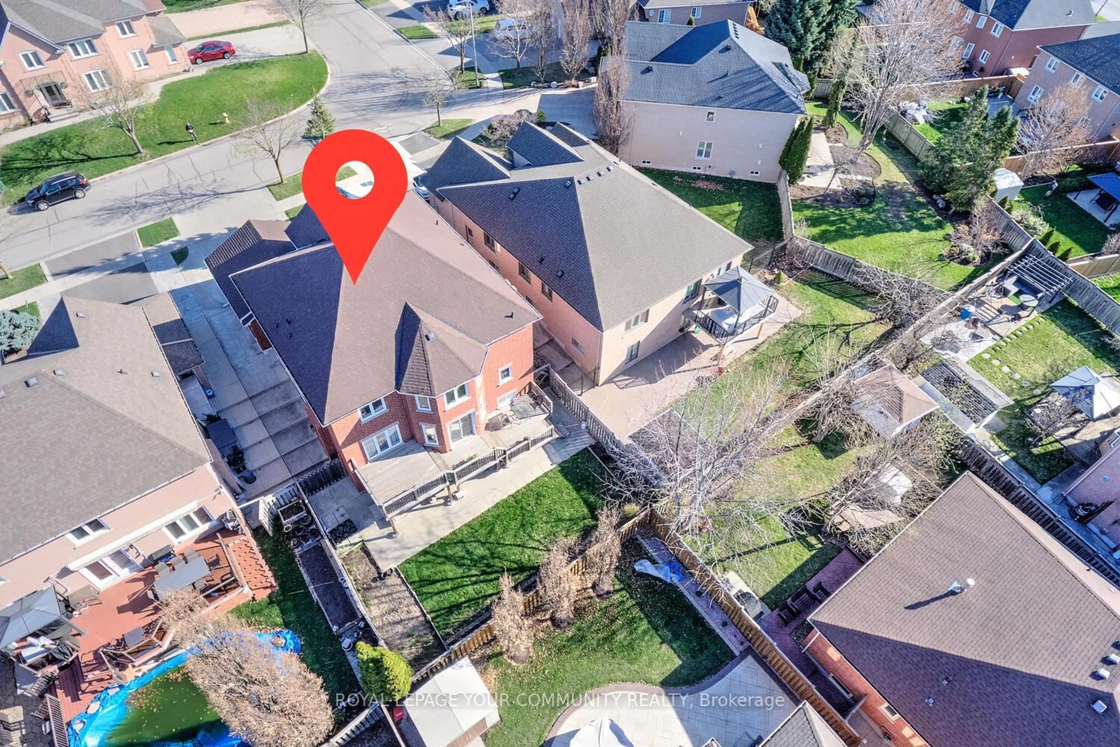 A pic from outside/outdoor area/front of a property/back of a property/a pic from drone, street for 33 Robertson Clse, Vaughan Ontario L6A 2H1
