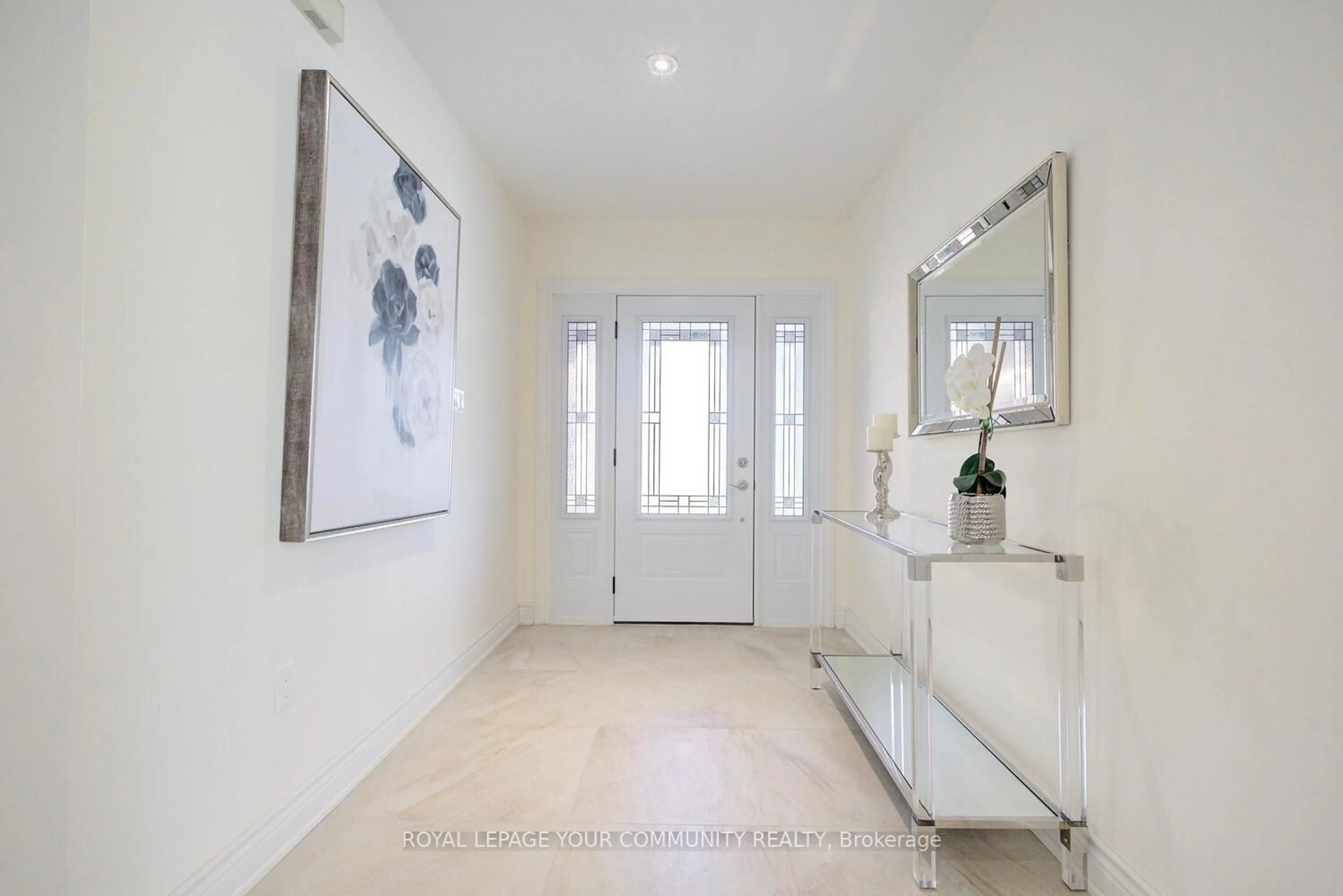Indoor entryway for 33 Robertson Clse, Vaughan Ontario L6A 2H1
