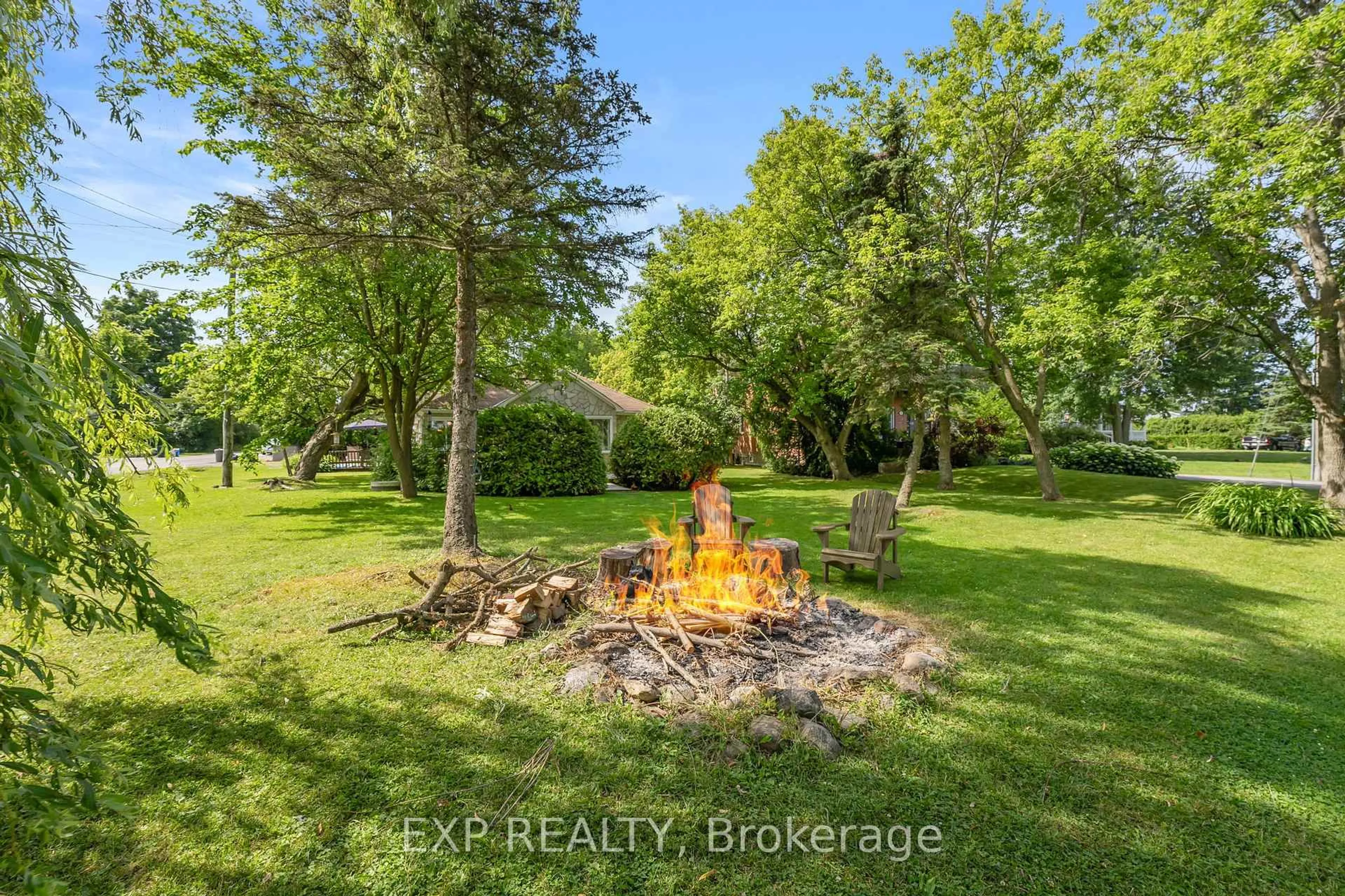 A pic from outside/outdoor area/front of a property/back of a property/a pic from drone, water/lake/river/ocean view for 21 Lake Dr, Georgina Ontario L4P 3E9