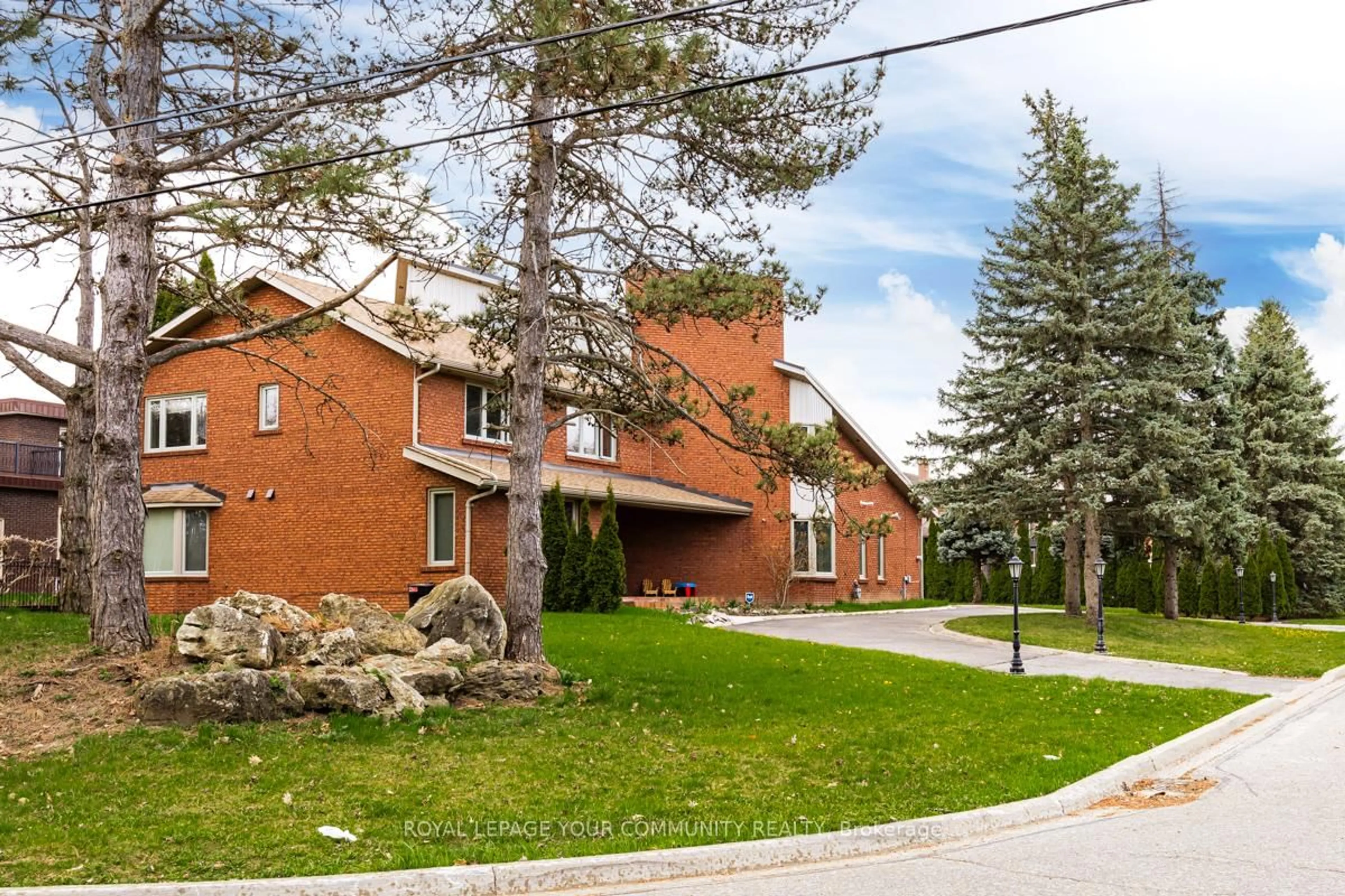 Patio, street for 117 Hayhoe Ave, Vaughan Ontario L4L 1S5