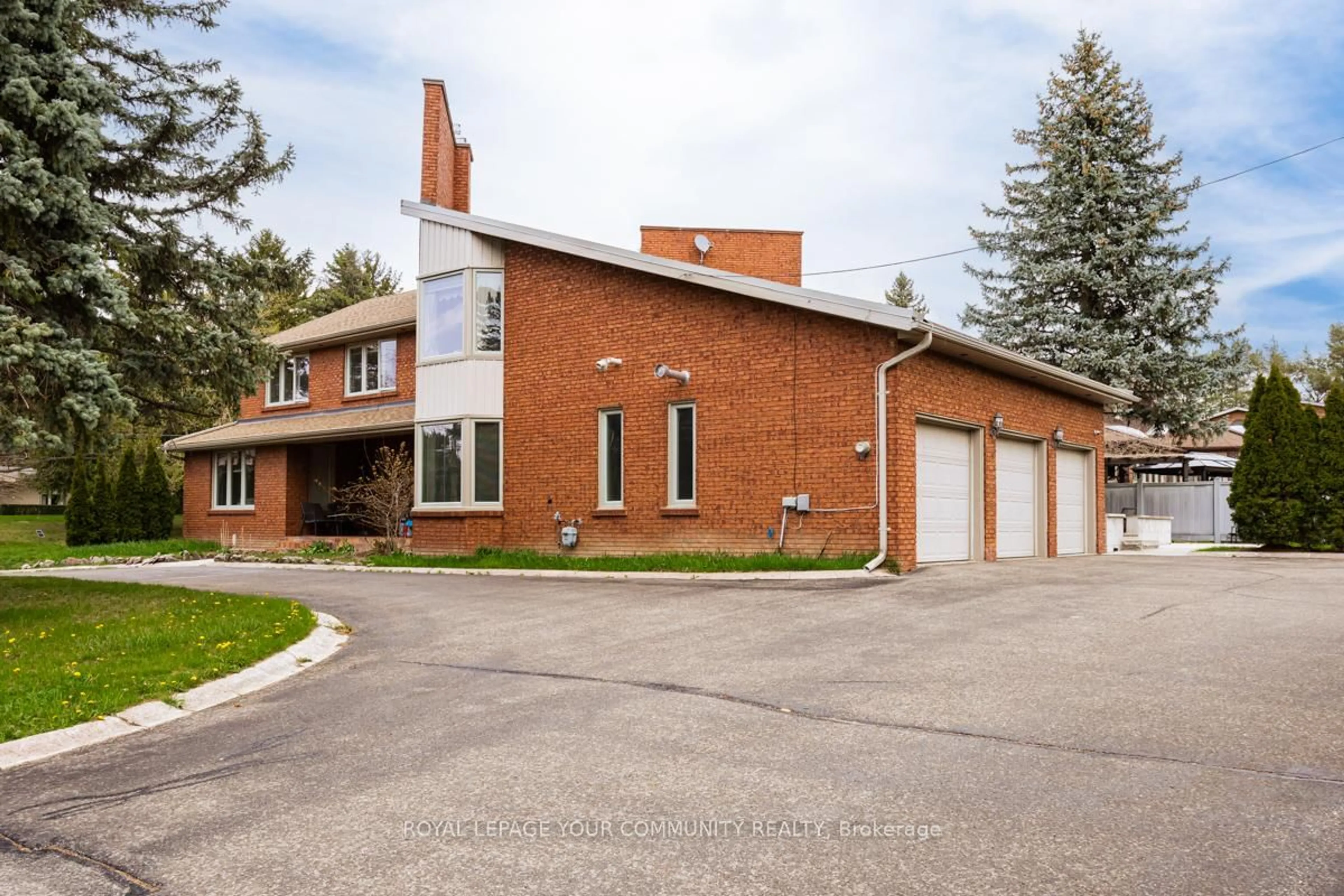 Home with brick exterior material, street for 117 Hayhoe Ave, Vaughan Ontario L4L 1S5