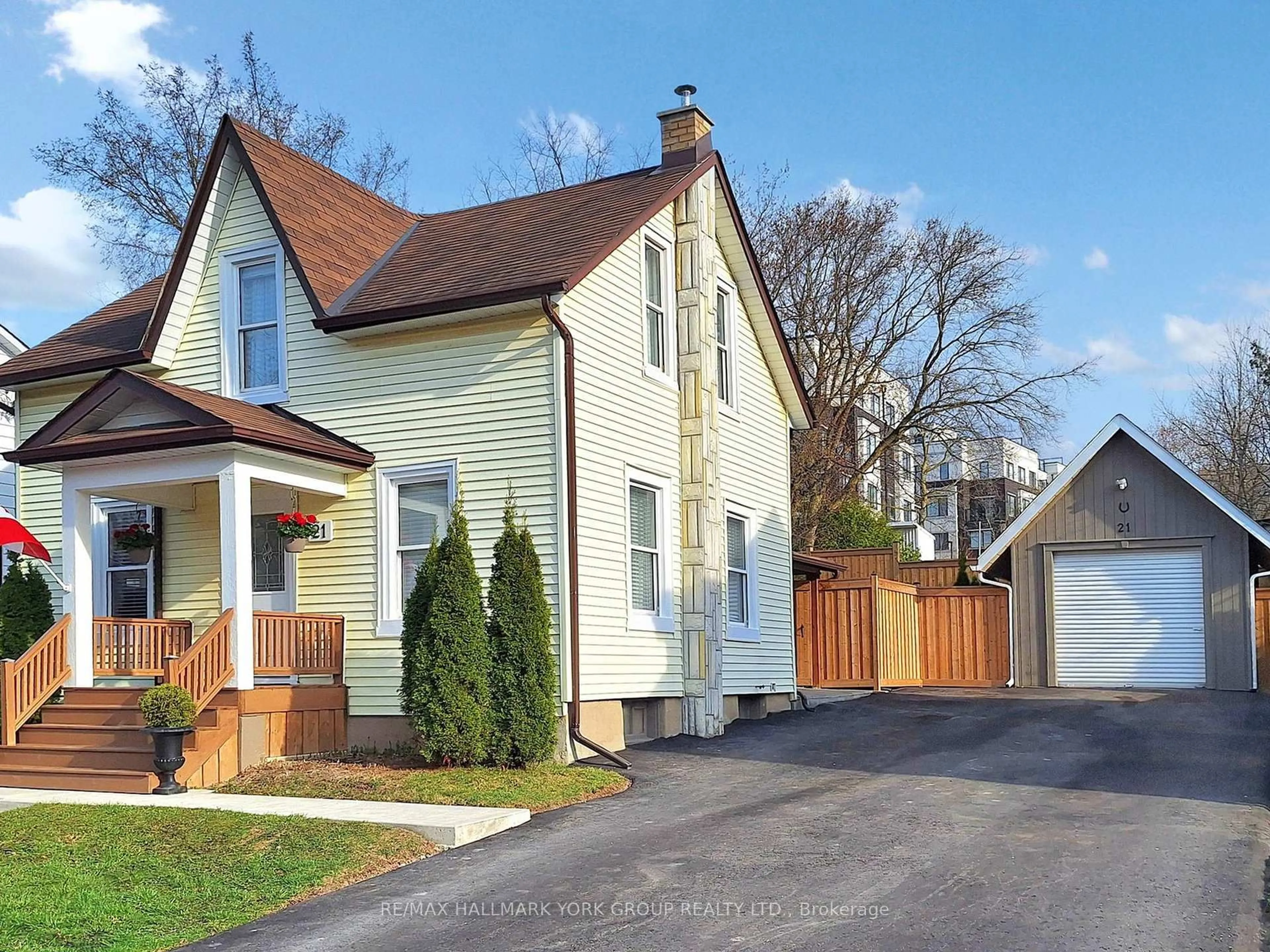 Home with vinyl exterior material, street for 21 Irwin Ave, Aurora Ontario L4G 3G1