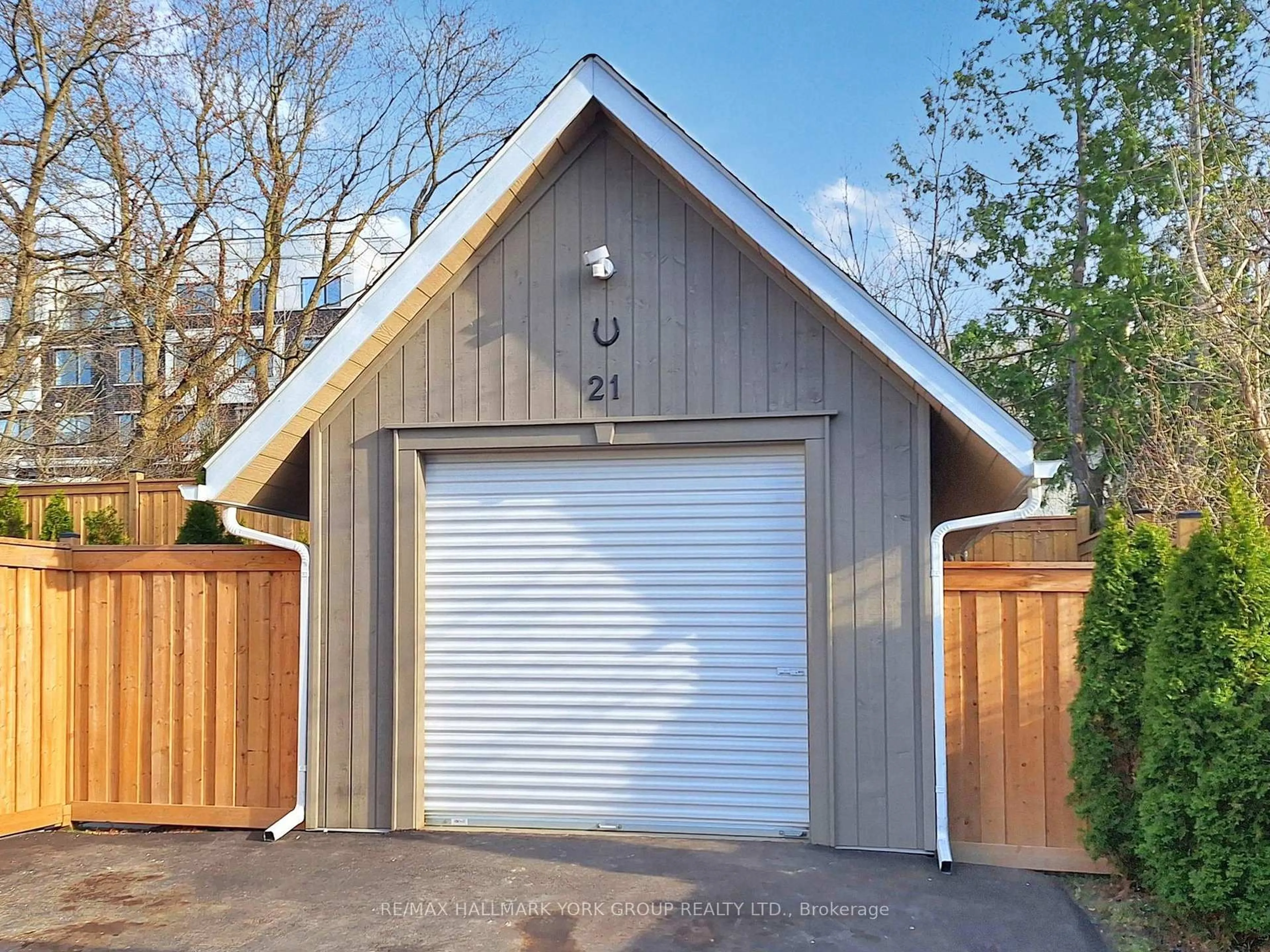 Indoor garage for 21 Irwin Ave, Aurora Ontario L4G 3G1
