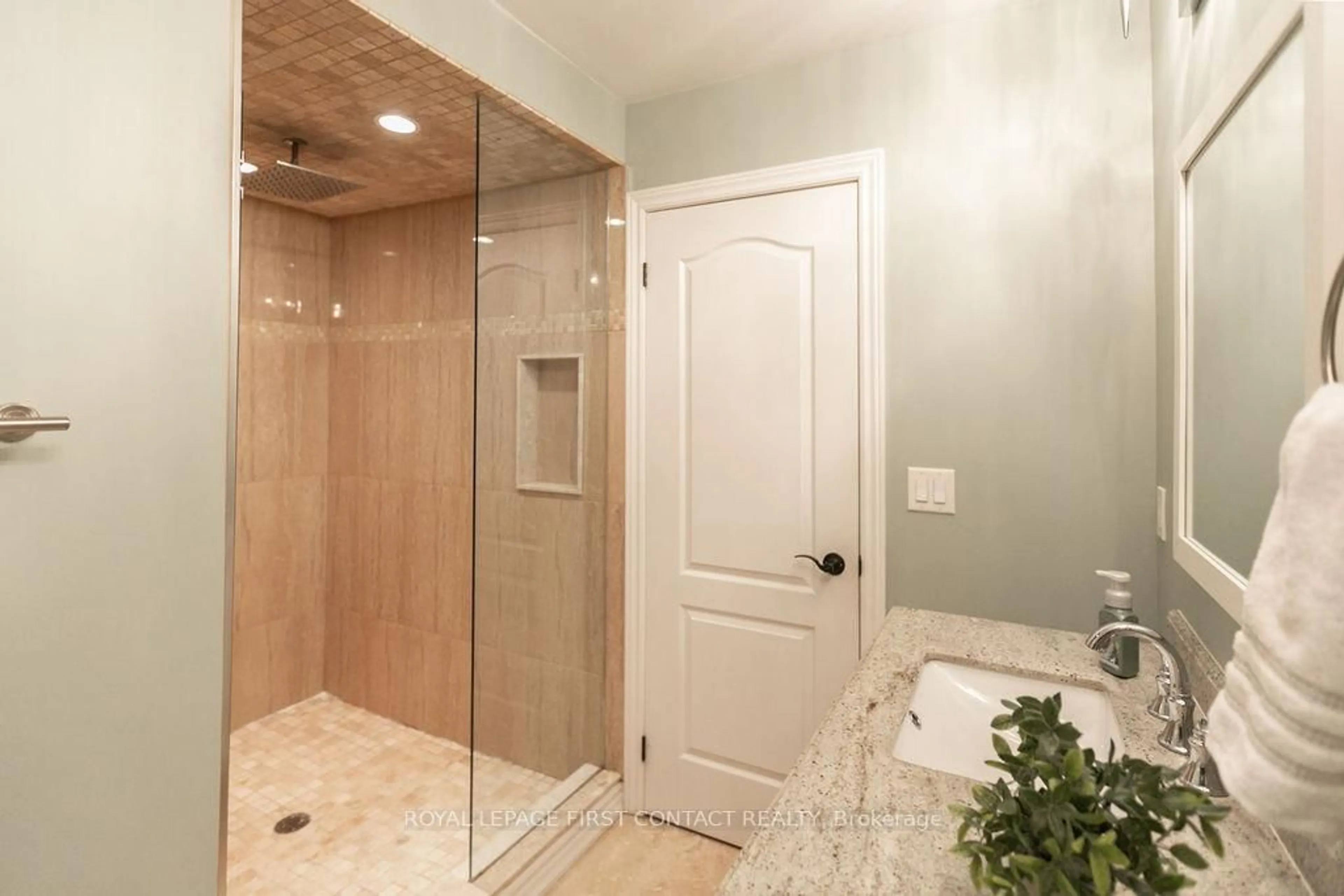 Contemporary bathroom, ceramic/tile floor for 84 STONEMOUNT Cres, Essa Ontario L3W 0E6