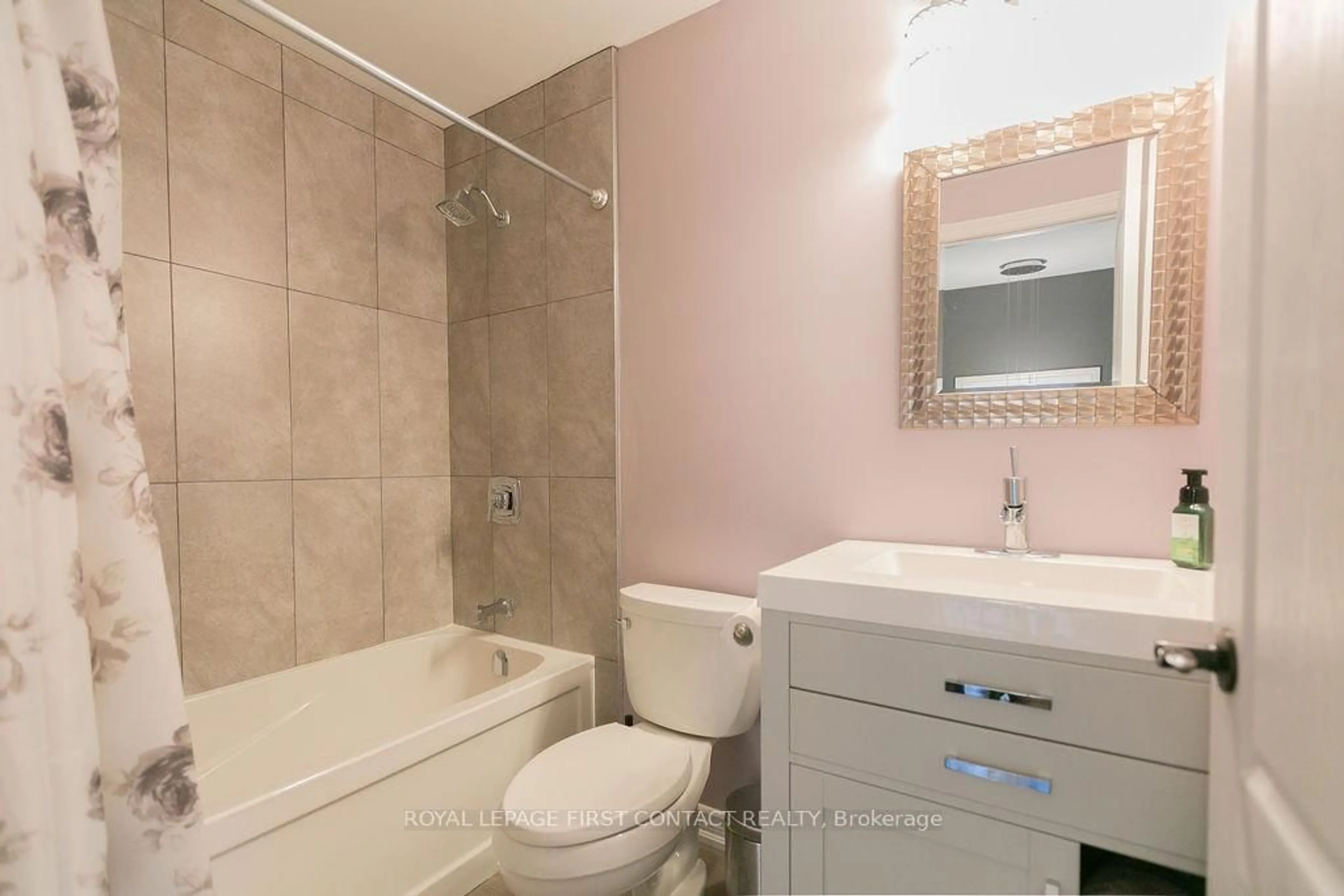 Standard bathroom, ceramic/tile floor for 84 STONEMOUNT Cres, Essa Ontario L3W 0E6