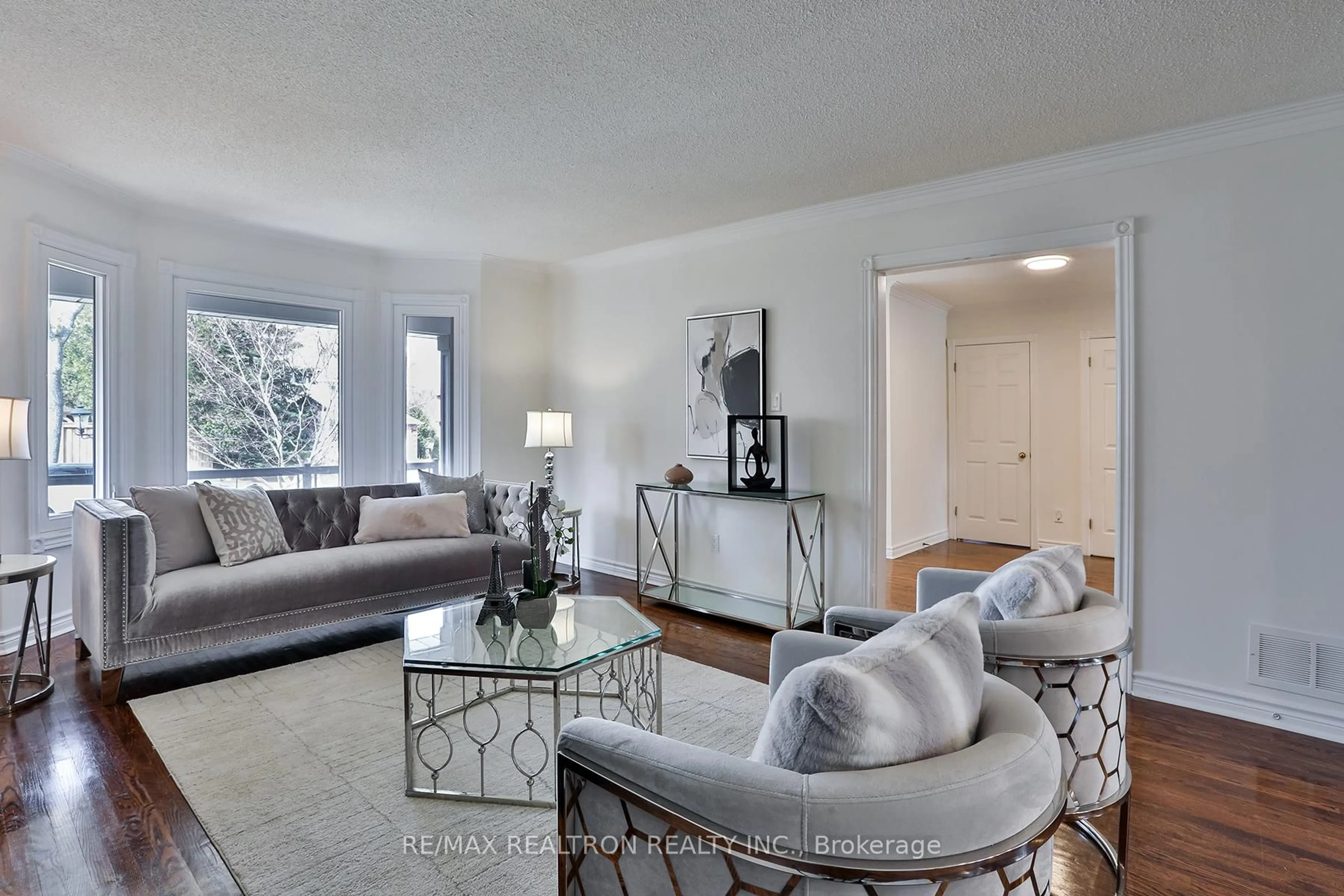 Living room with furniture, unknown for 1 Bombay Crt, Richmond Hill Ontario L4E 3L4