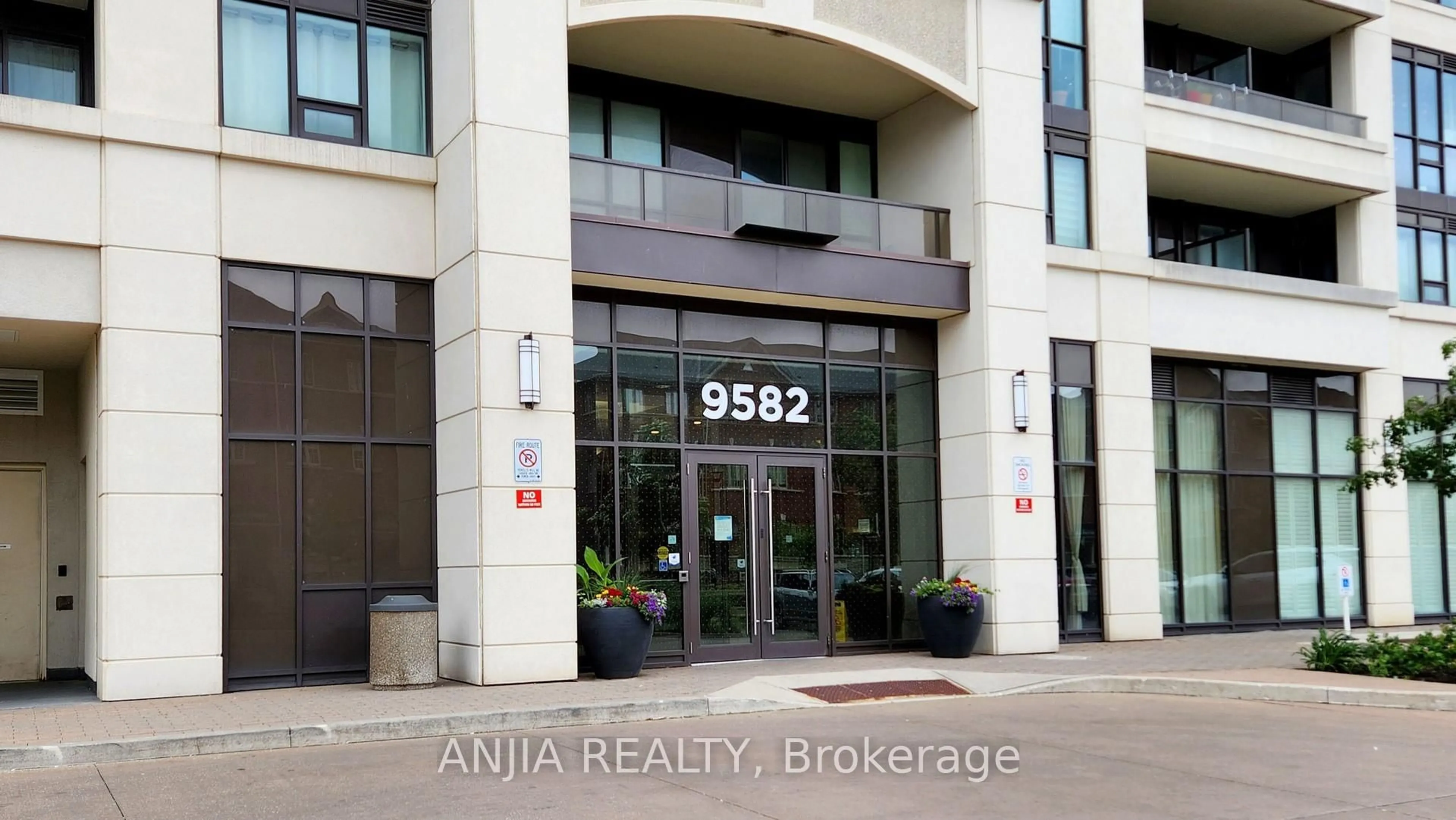 Indoor entryway for 9582 MARKHAM Rd #807, Markham Ontario L6E 0T4