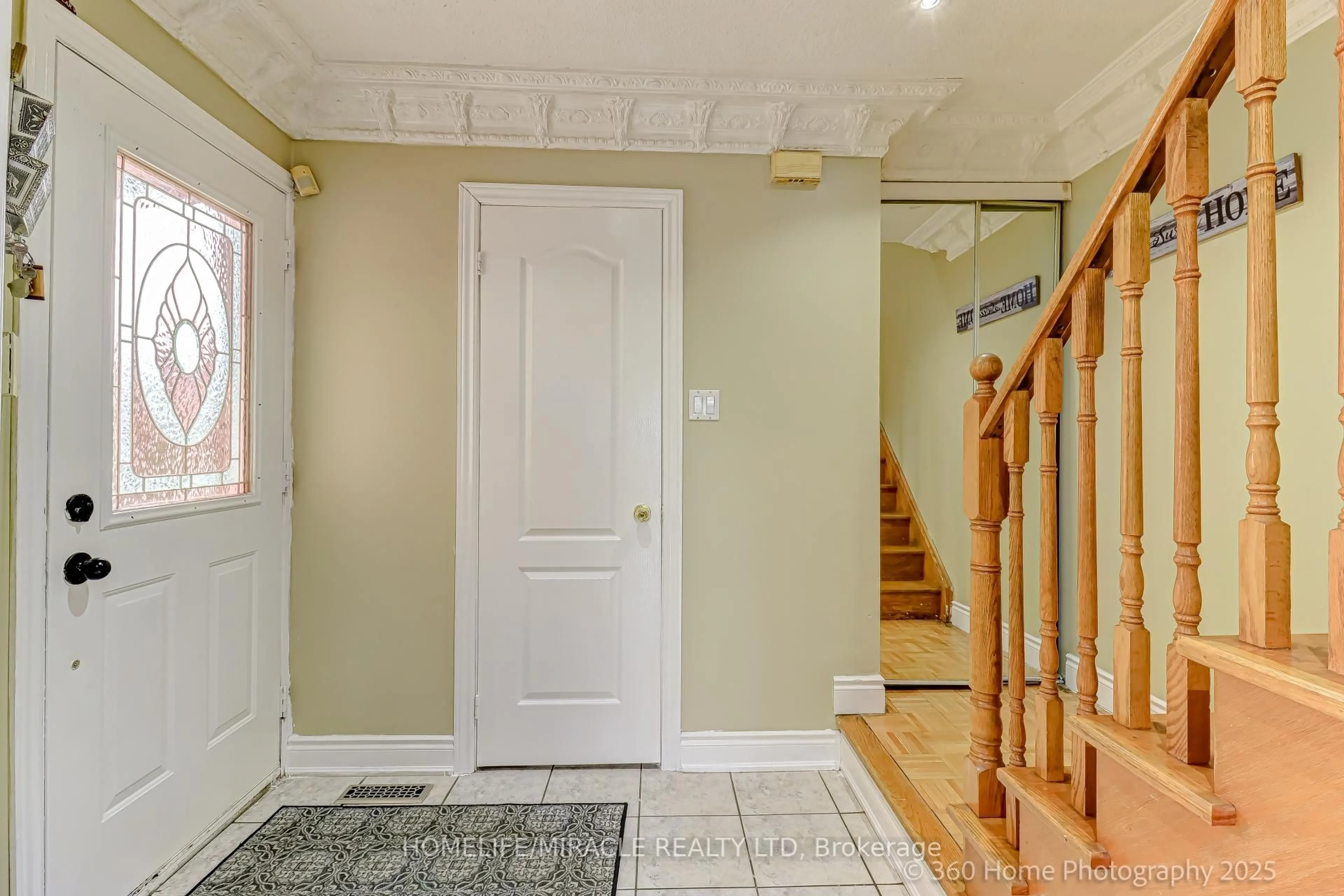 Indoor entryway for 7 Creekwood Crt, Vaughan Ontario L4L 9E6