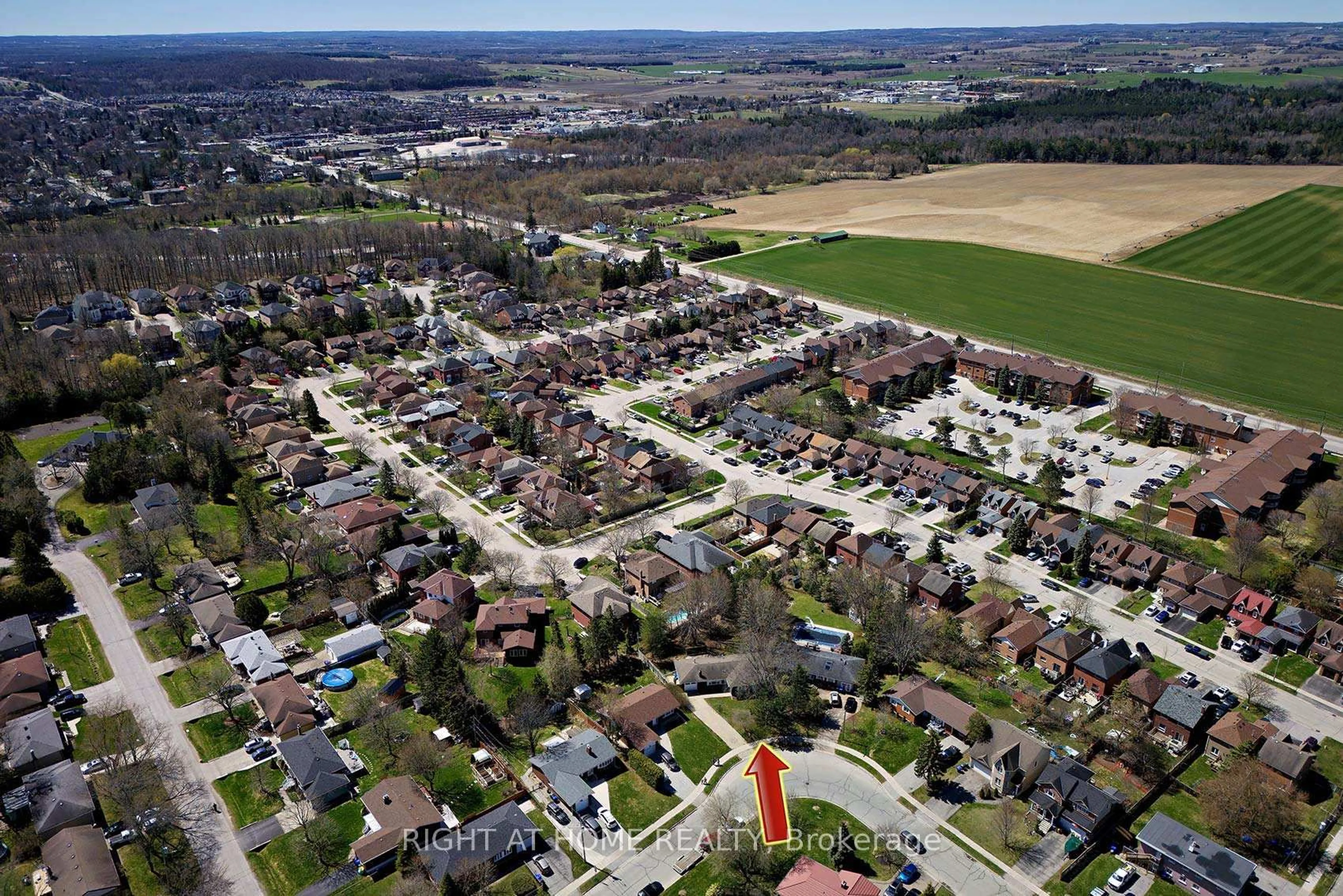 A pic from outside/outdoor area/front of a property/back of a property/a pic from drone, street for 17 Oak St, New Tecumseth Ontario L9R 1M9
