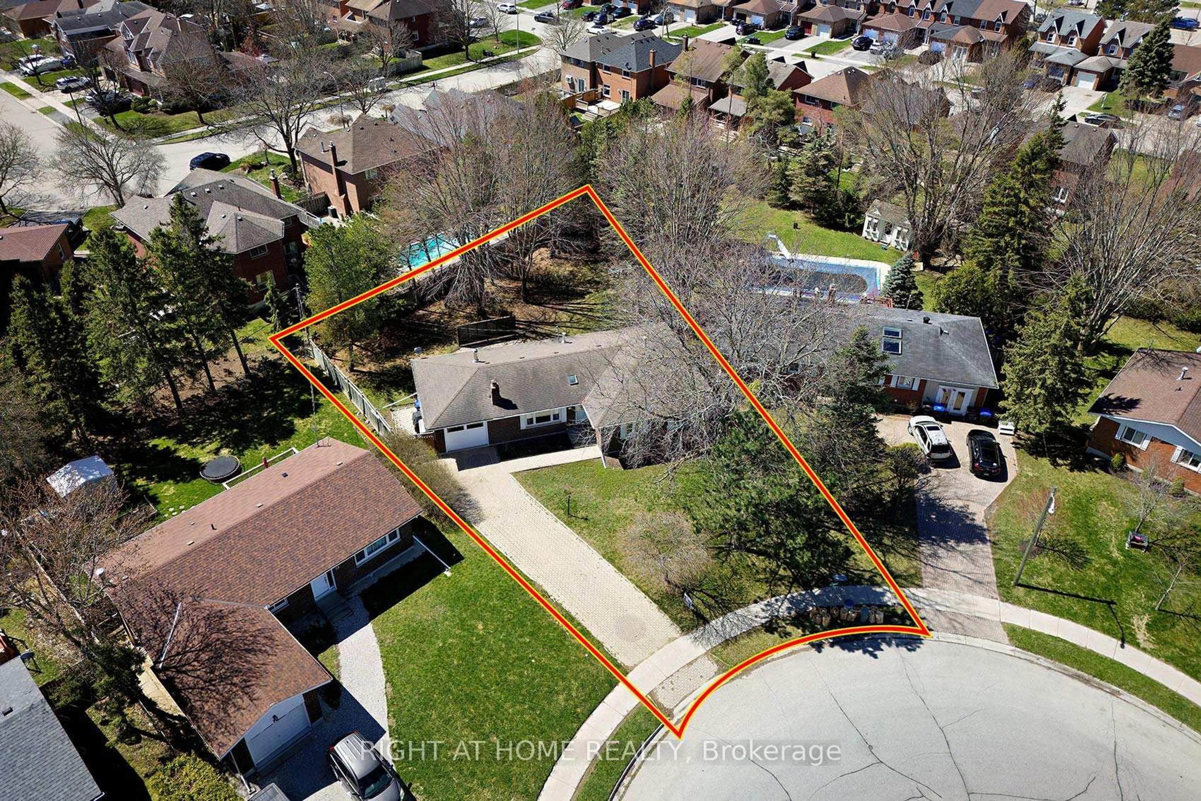 A pic from outside/outdoor area/front of a property/back of a property/a pic from drone, street for 17 Oak St, New Tecumseth Ontario L9R 1M9