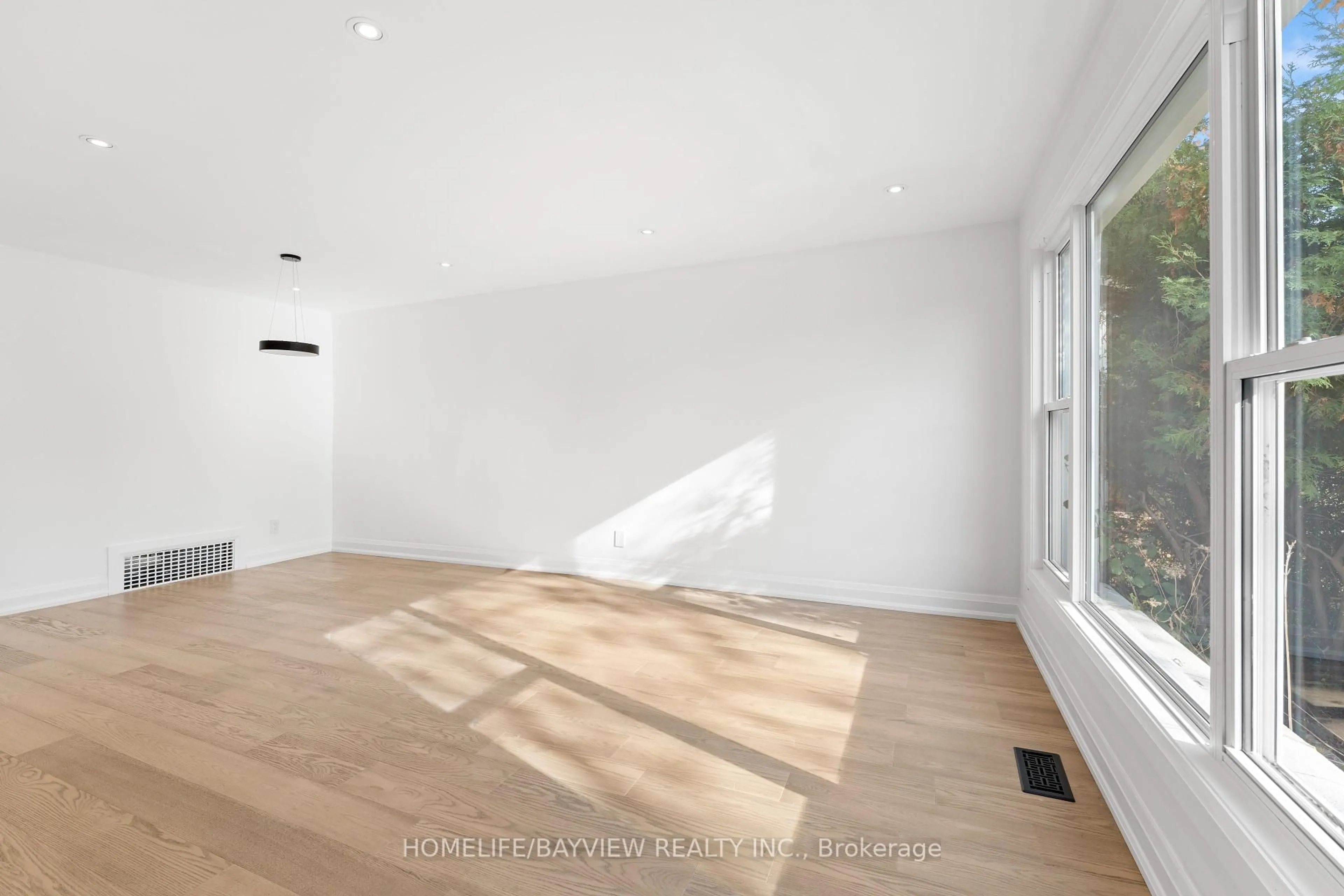 A pic of a room for 101 Sheldon Ave, Newmarket Ontario L3Y 2V6