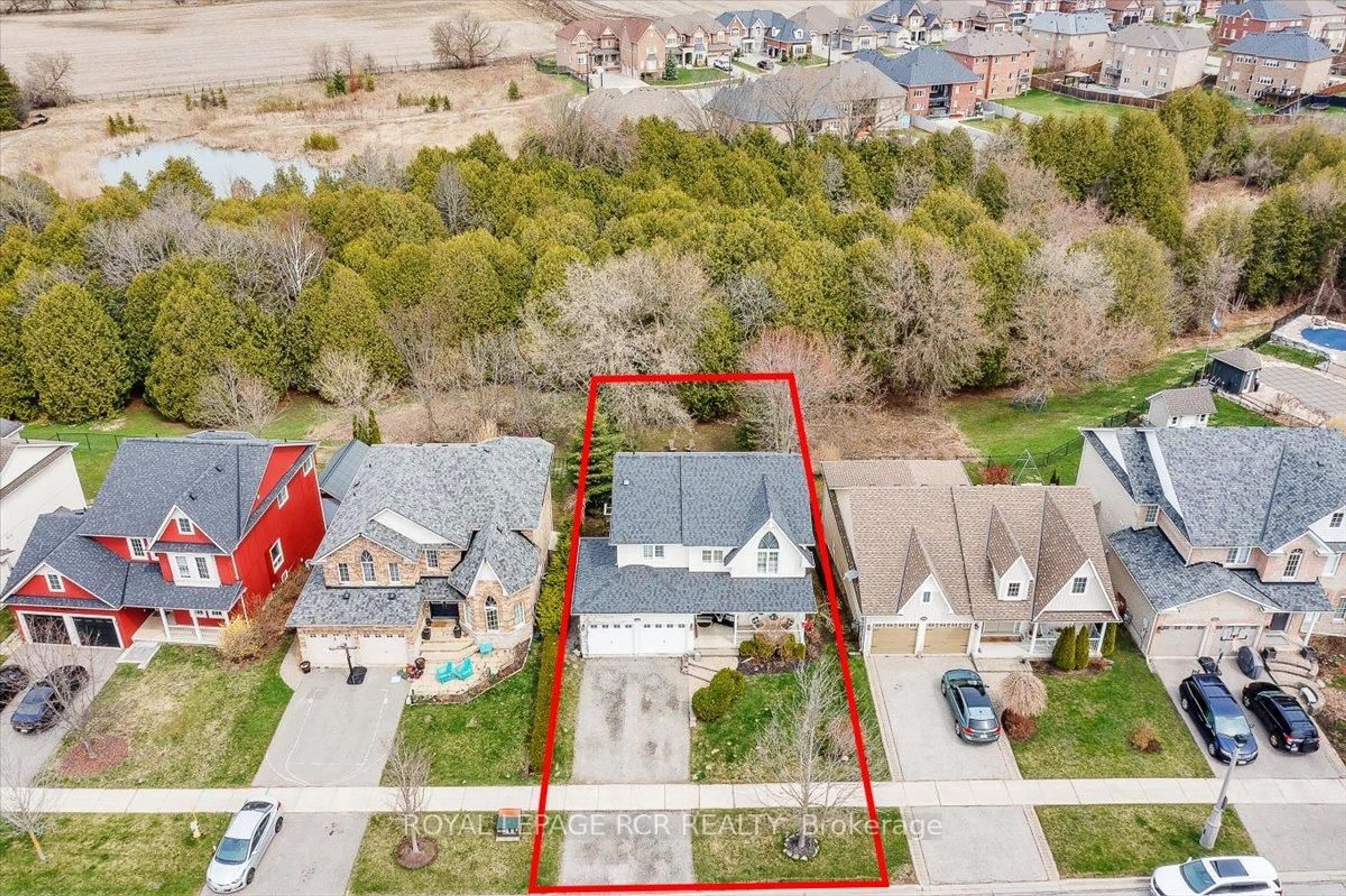 A pic from outside/outdoor area/front of a property/back of a property/a pic from drone, street for 340 King St, East Gwillimbury Ontario L0G 1M0
