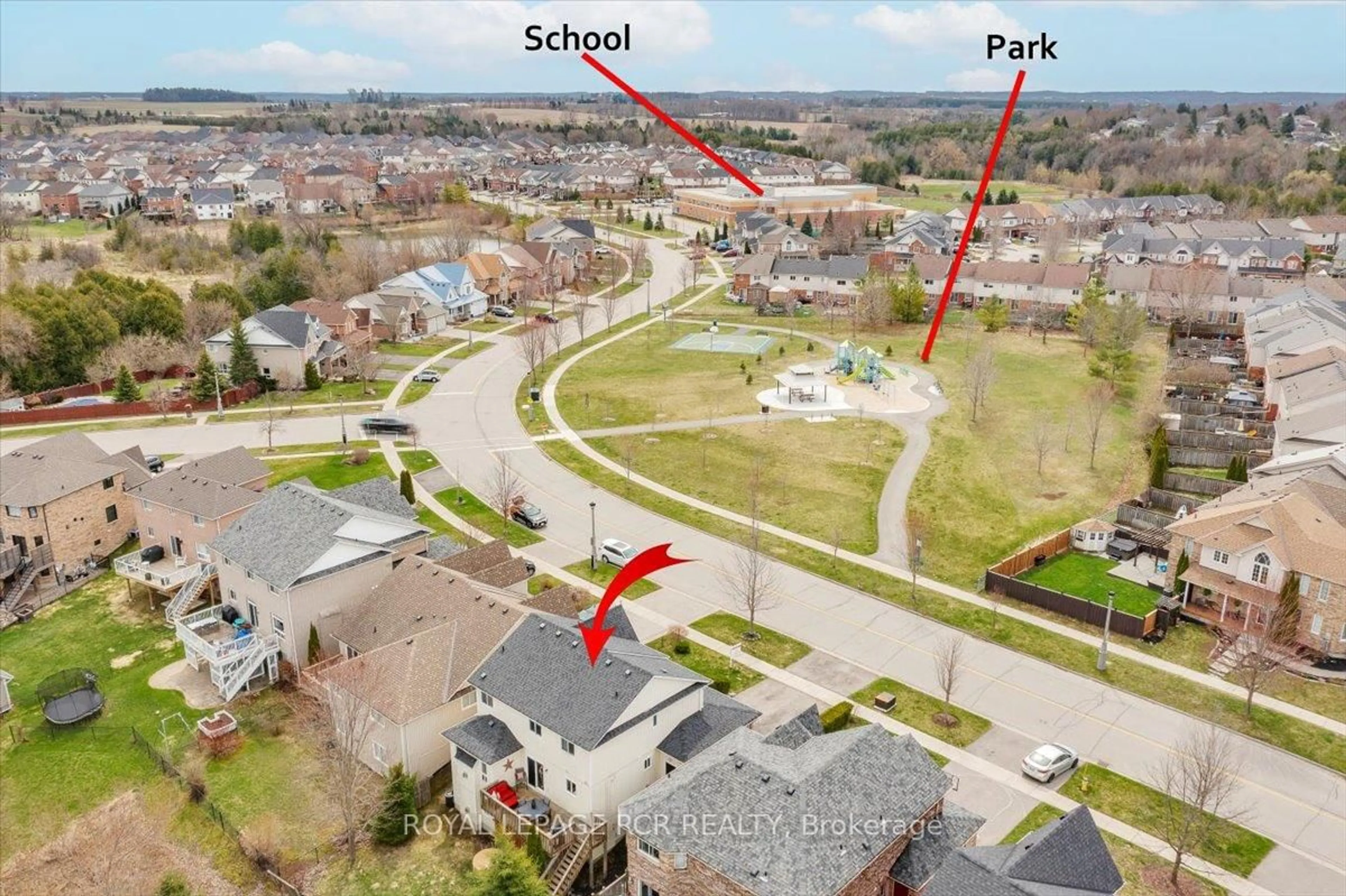 A pic from outside/outdoor area/front of a property/back of a property/a pic from drone, street for 340 King St, East Gwillimbury Ontario L0G 1M0