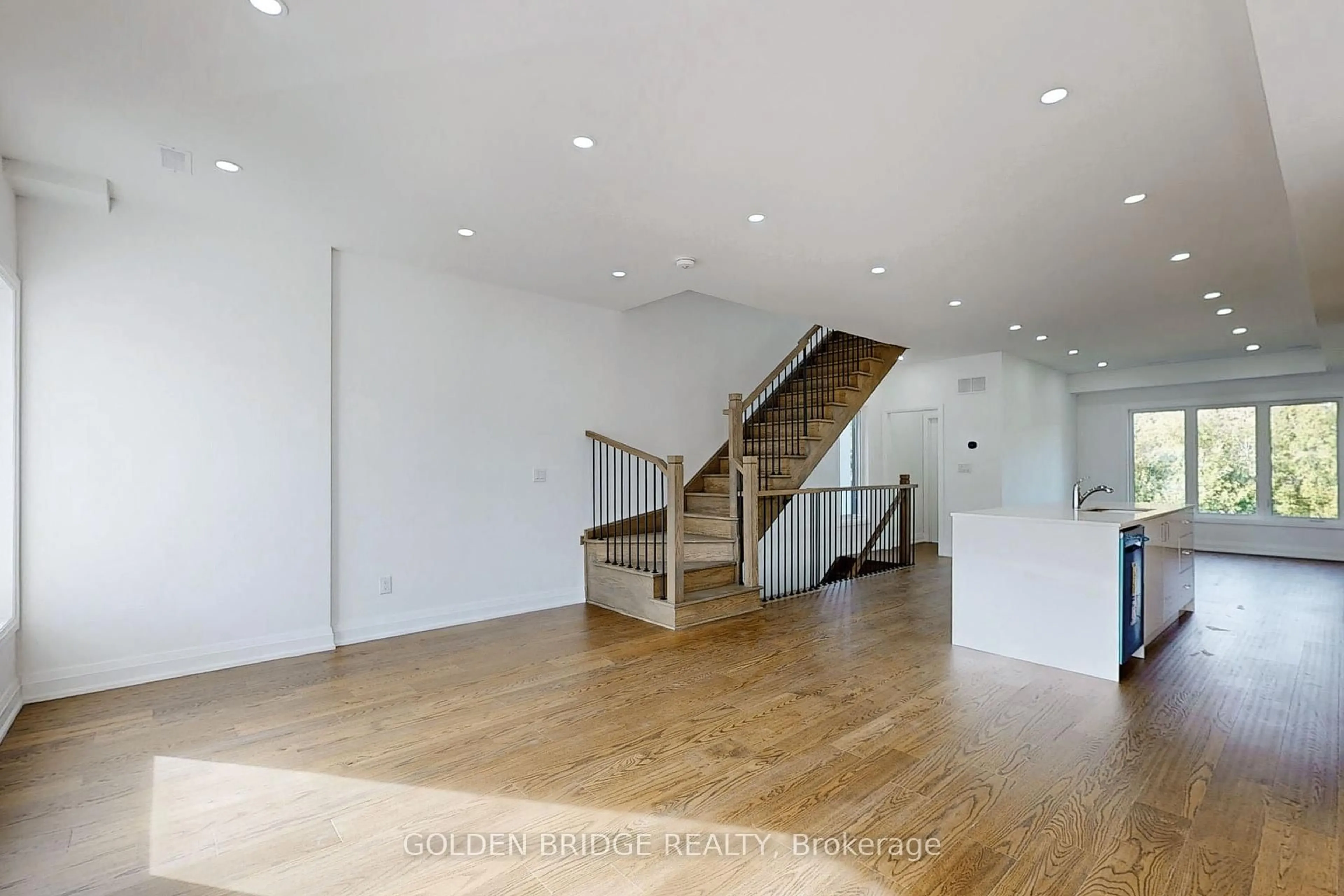 Indoor foyer for 18 Persica St, Richmond Hill Ontario L4E 2T3
