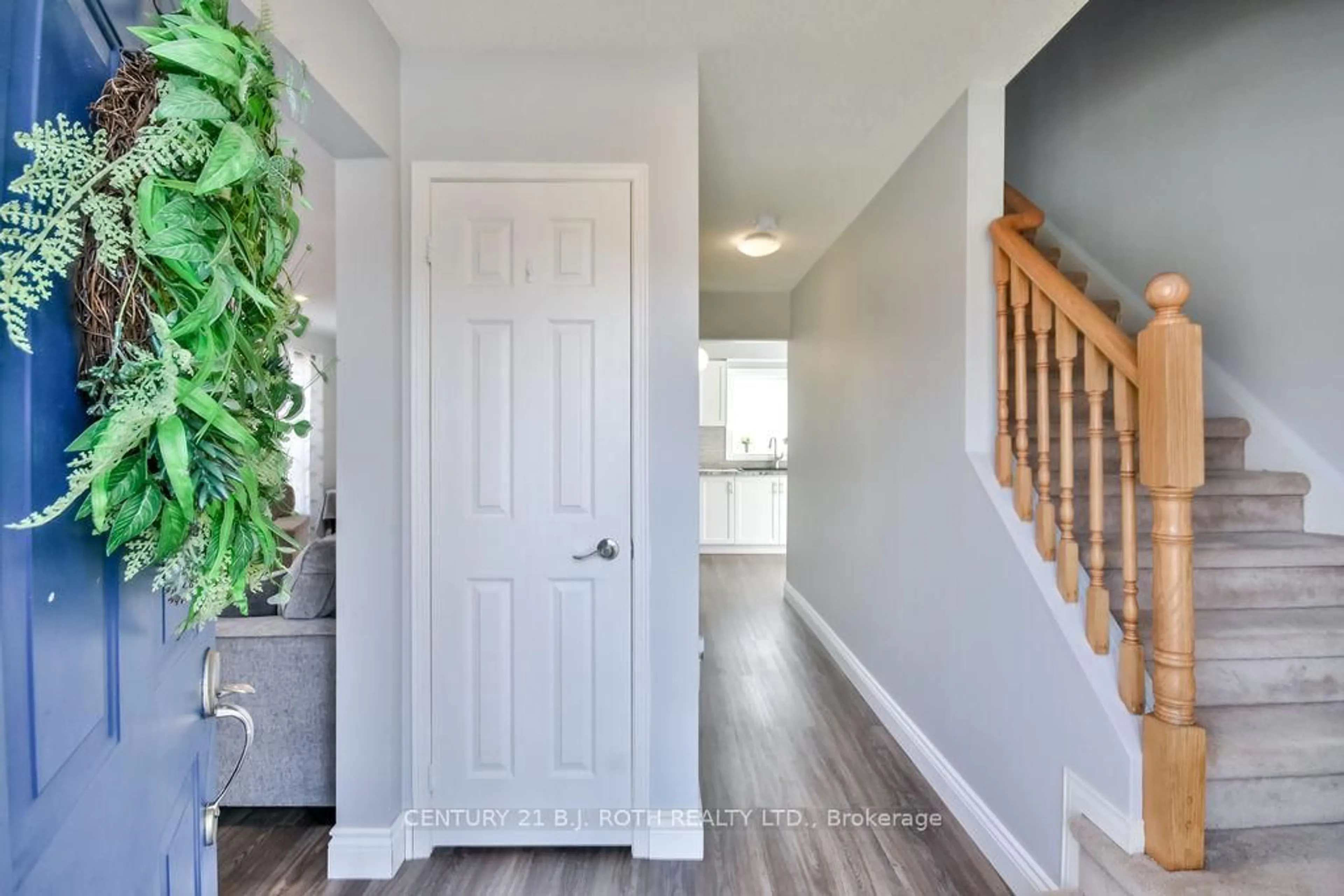 Indoor entryway for 695 Candaras St, Innisfil Ontario L9S 2G9