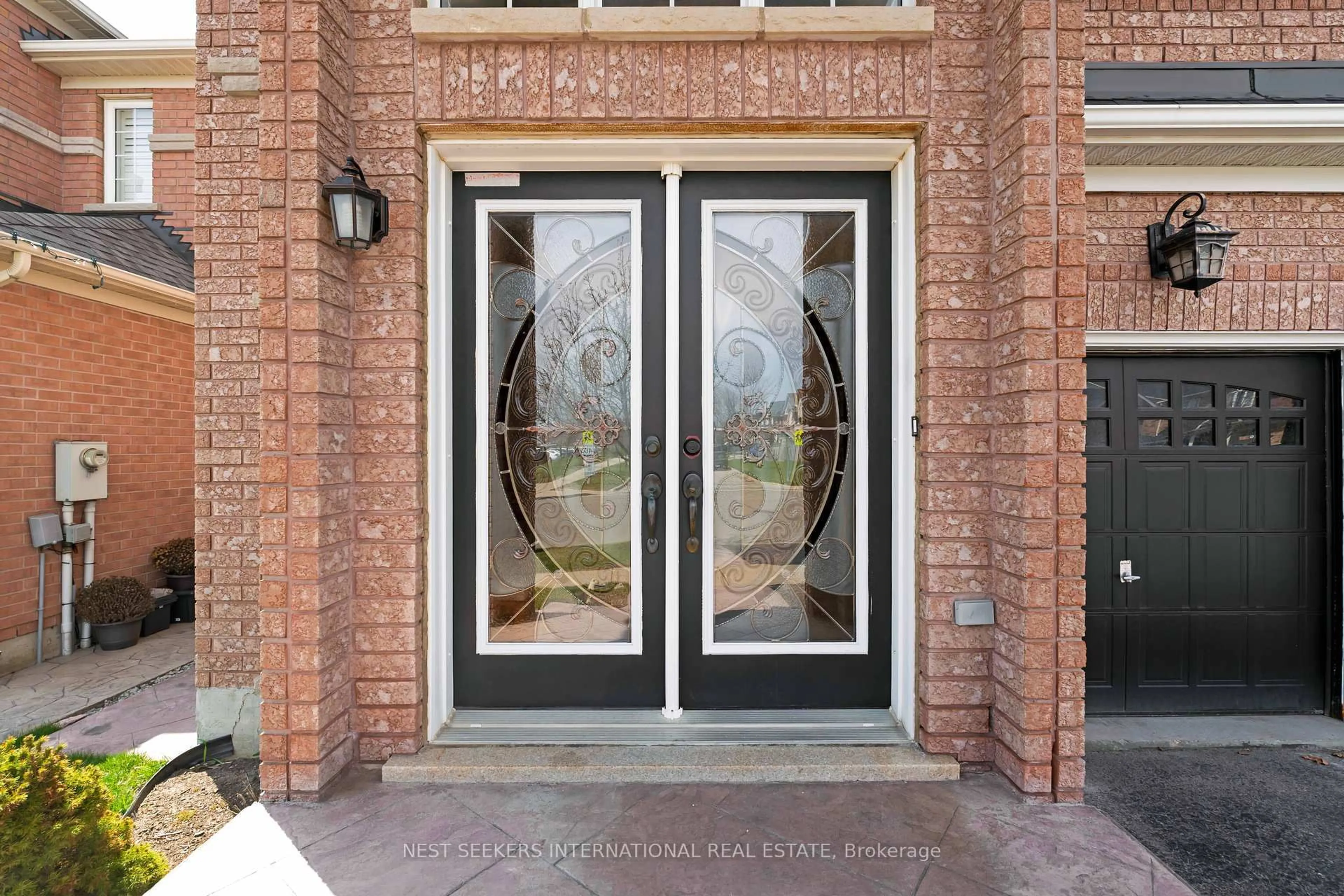 Indoor entryway for 380 Vellore Park Ave, Vaughan Ontario L4H 0E5