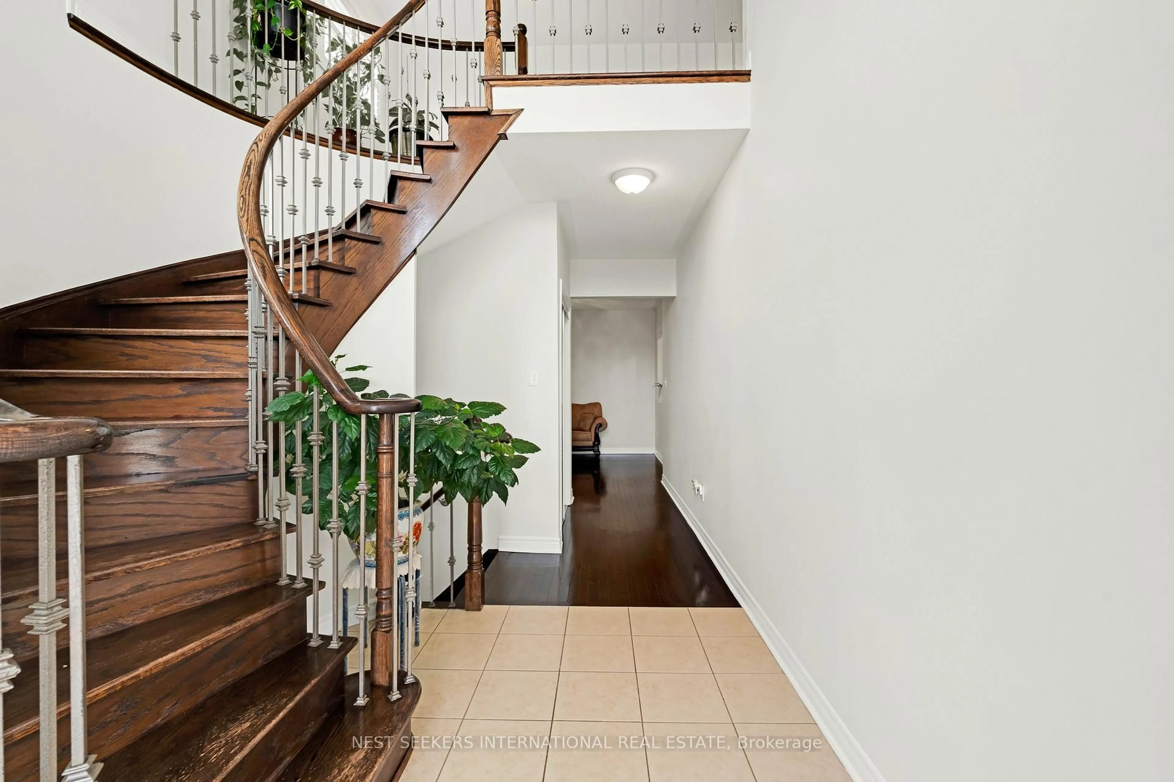 Indoor foyer for 380 Vellore Park Ave, Vaughan Ontario L4H 0E5