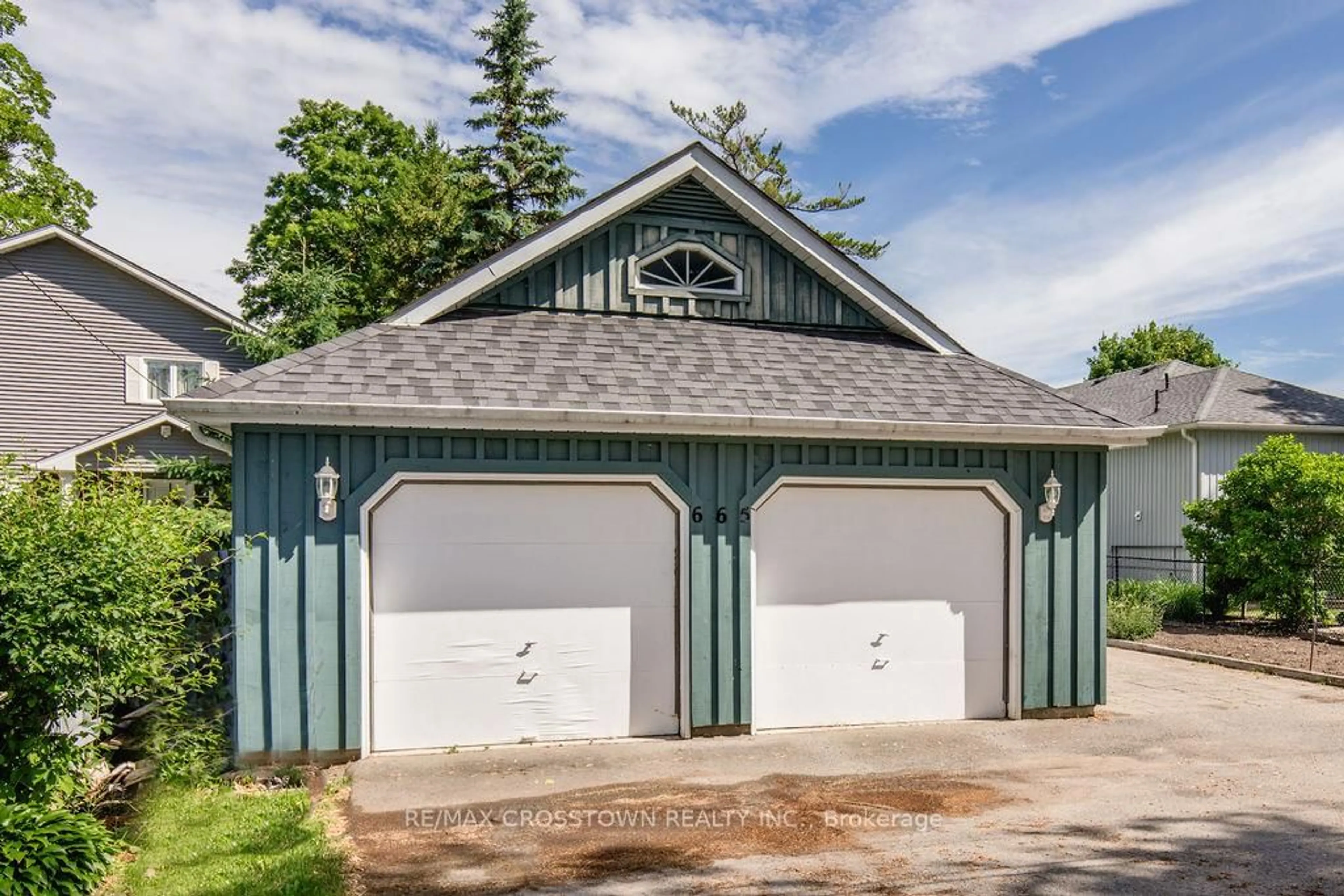 Indoor garage for 665 Lakelands Ave, Innisfil Ontario L9S 4E5