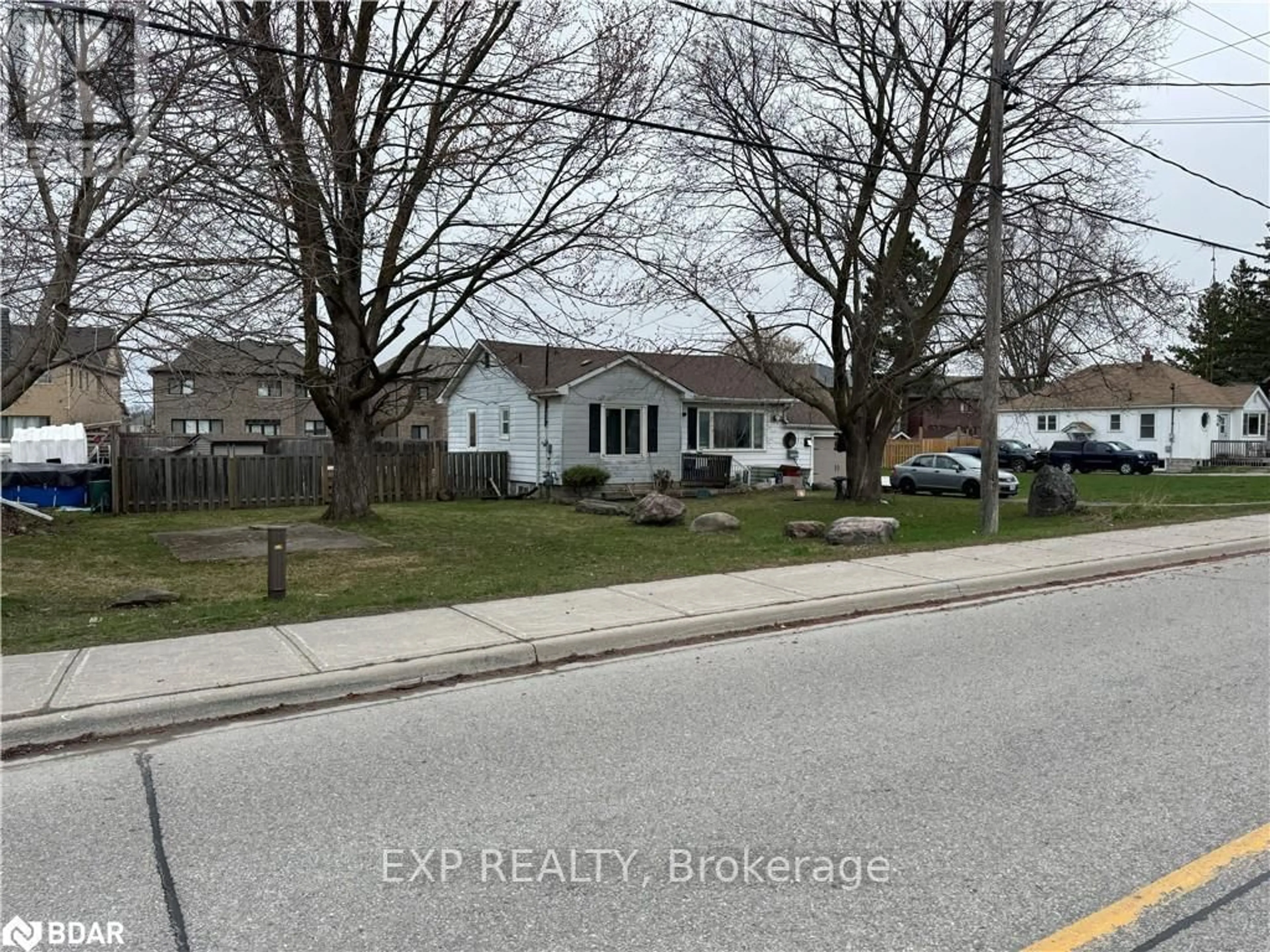 A pic from outside/outdoor area/front of a property/back of a property/a pic from drone, street for 166 Church St, Georgina Ontario L4P 1J5