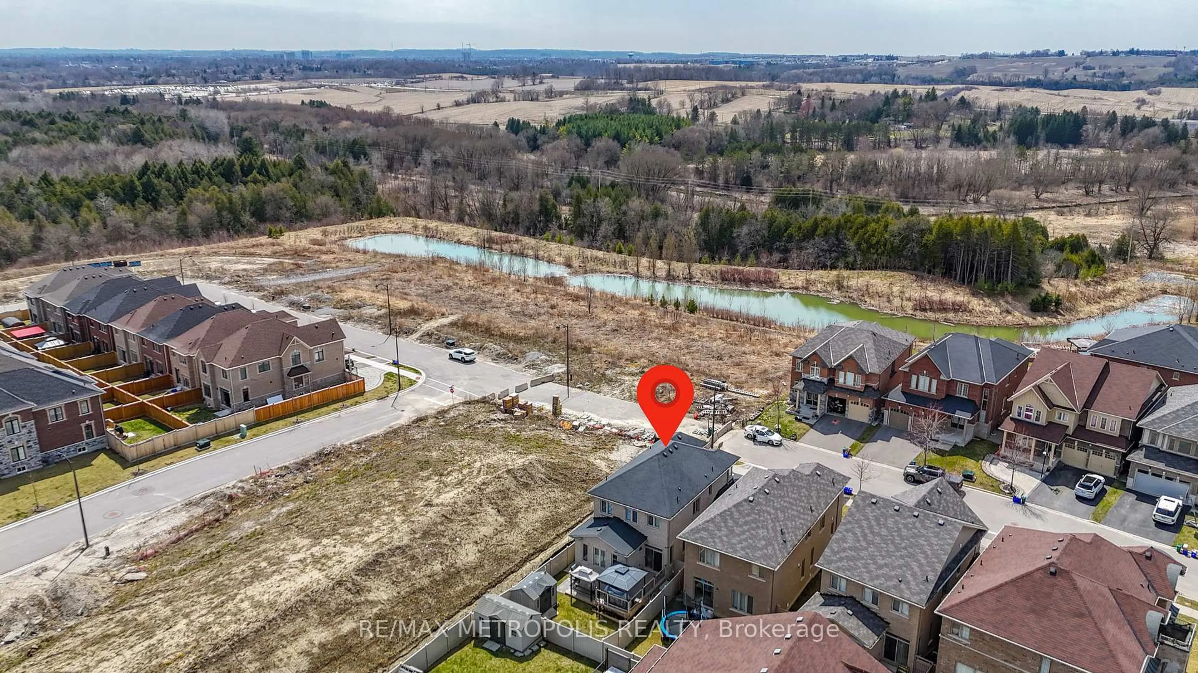 A pic from outside/outdoor area/front of a property/back of a property/a pic from drone, water/lake/river/ocean view for 64 Kiteley Cres, East Gwillimbury Ontario L9N 0L6