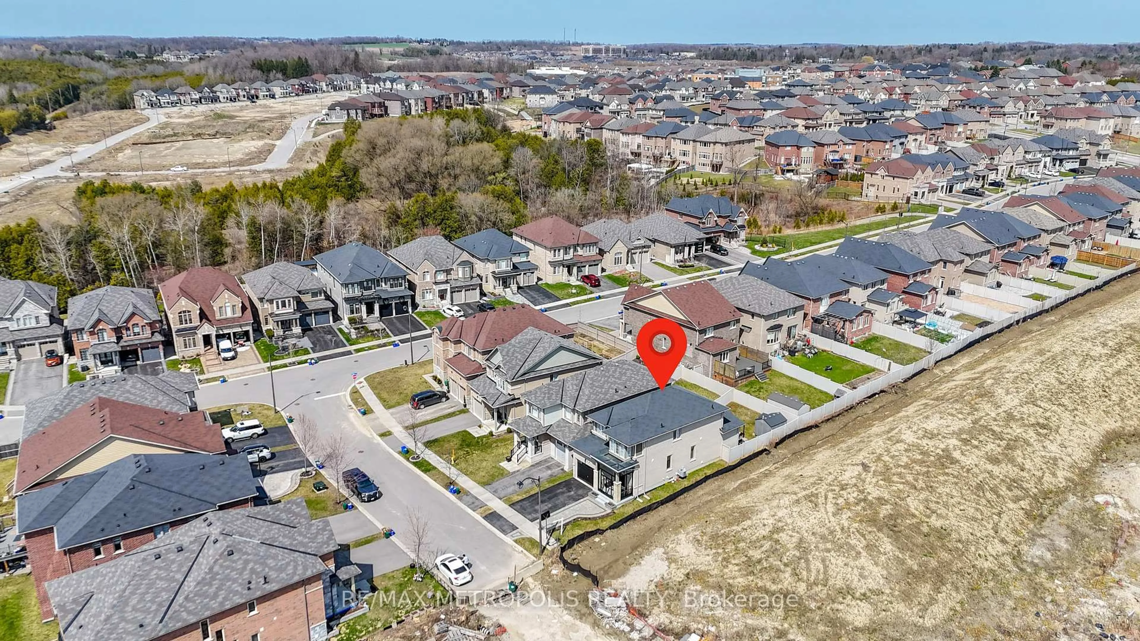 A pic from outside/outdoor area/front of a property/back of a property/a pic from drone, street for 64 Kiteley Cres, East Gwillimbury Ontario L9N 0L6