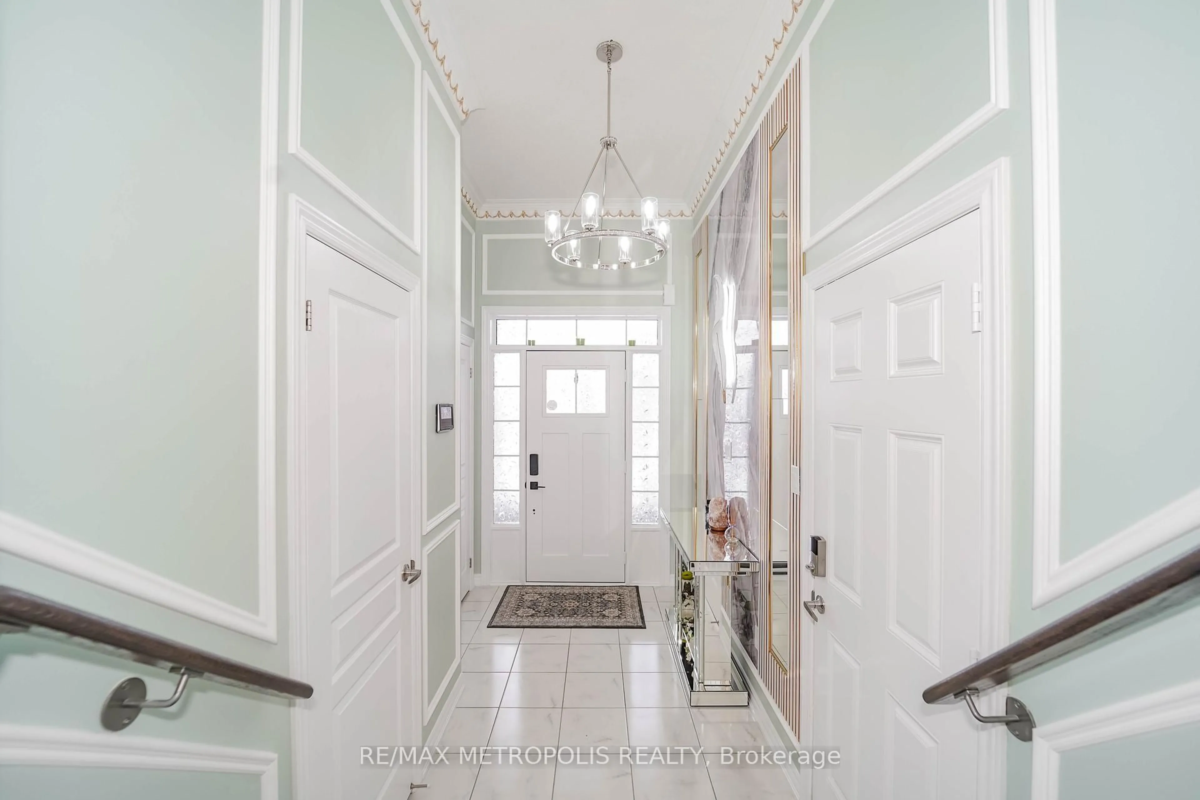 Indoor entryway for 64 Kiteley Cres, East Gwillimbury Ontario L9N 0L6