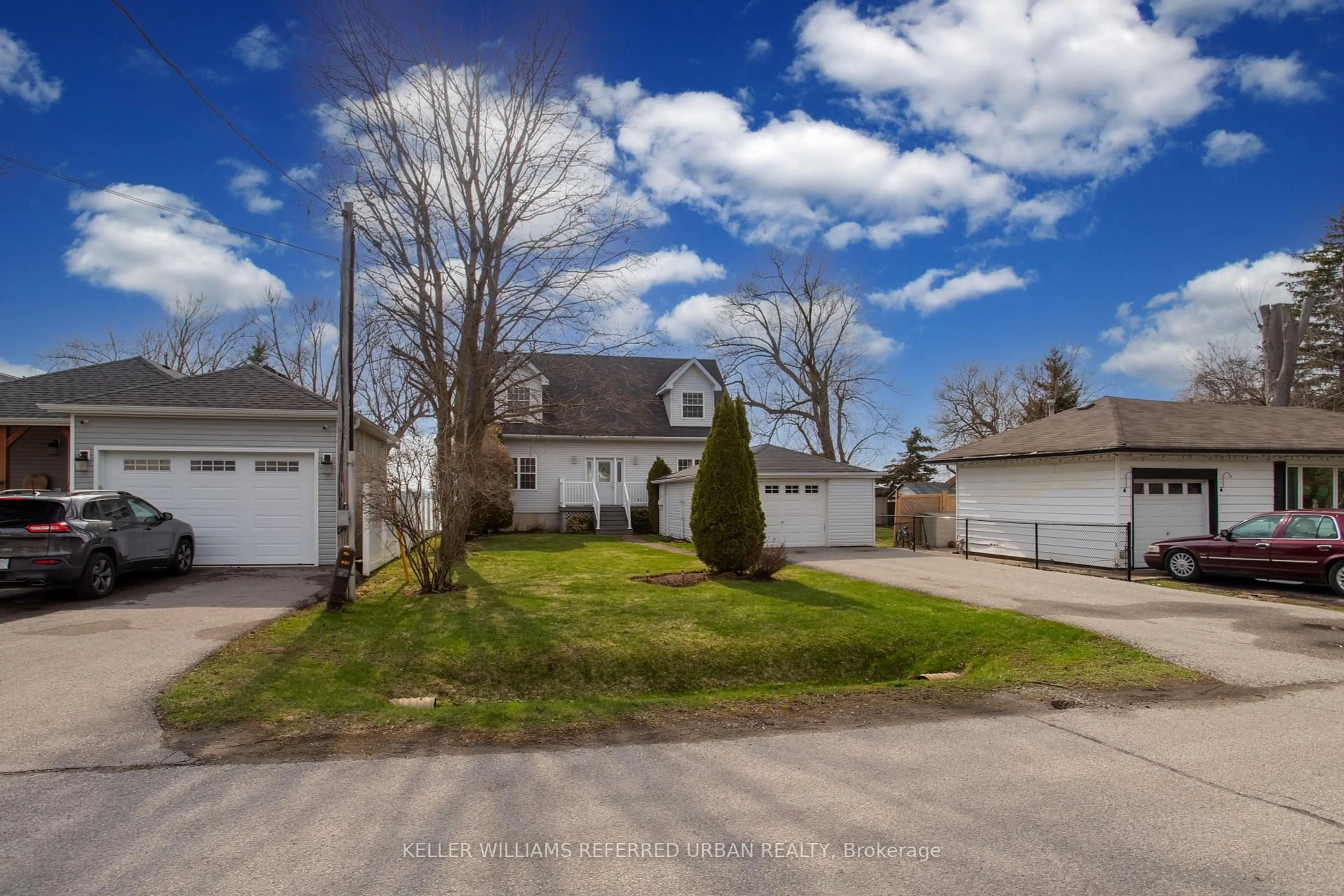 A pic from outside/outdoor area/front of a property/back of a property/a pic from drone, street for 259 Pleasant Blvd, Georgina Ontario L4P 2S7