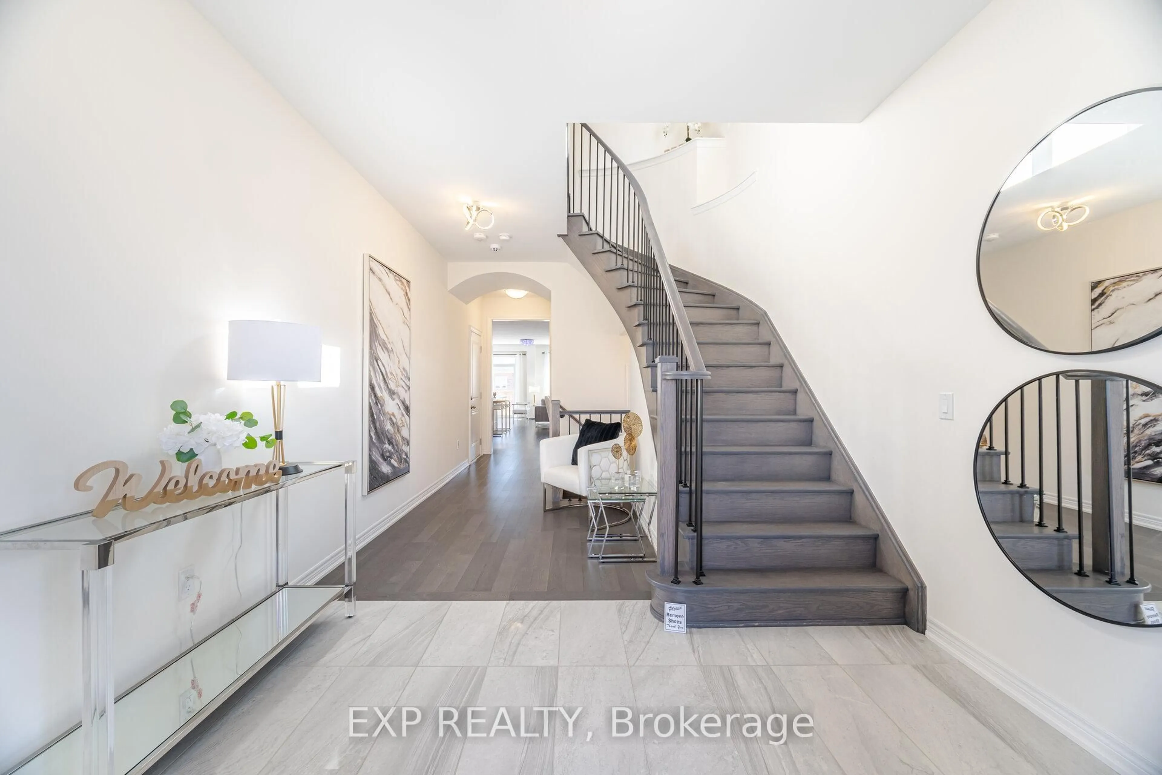 Indoor entryway for 32 Richard Boyd Dr, East Gwillimbury Ontario L9N 0S6