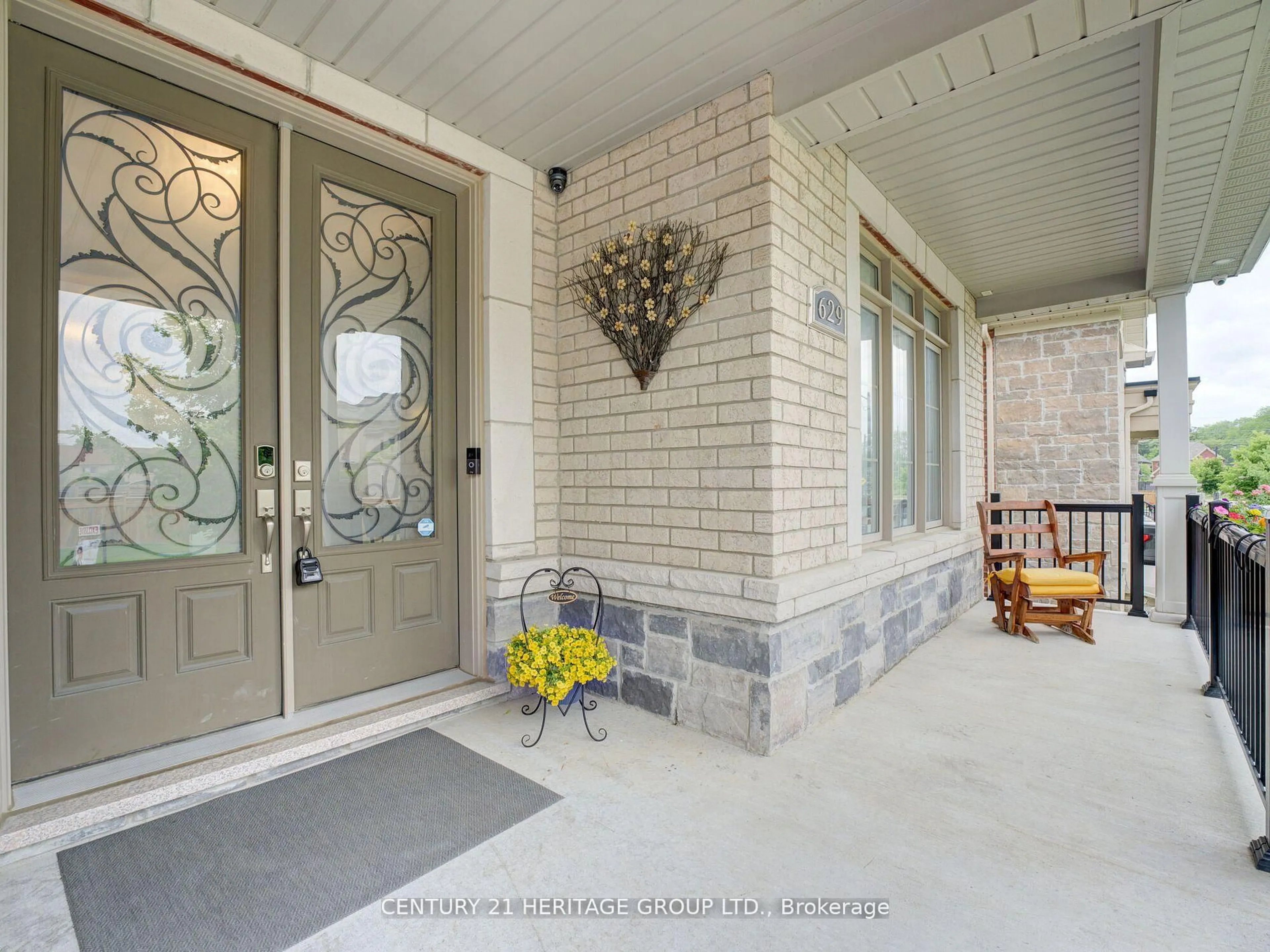 Indoor entryway for 629 McGregor Farm Tr, Newmarket Ontario L3X 0H3