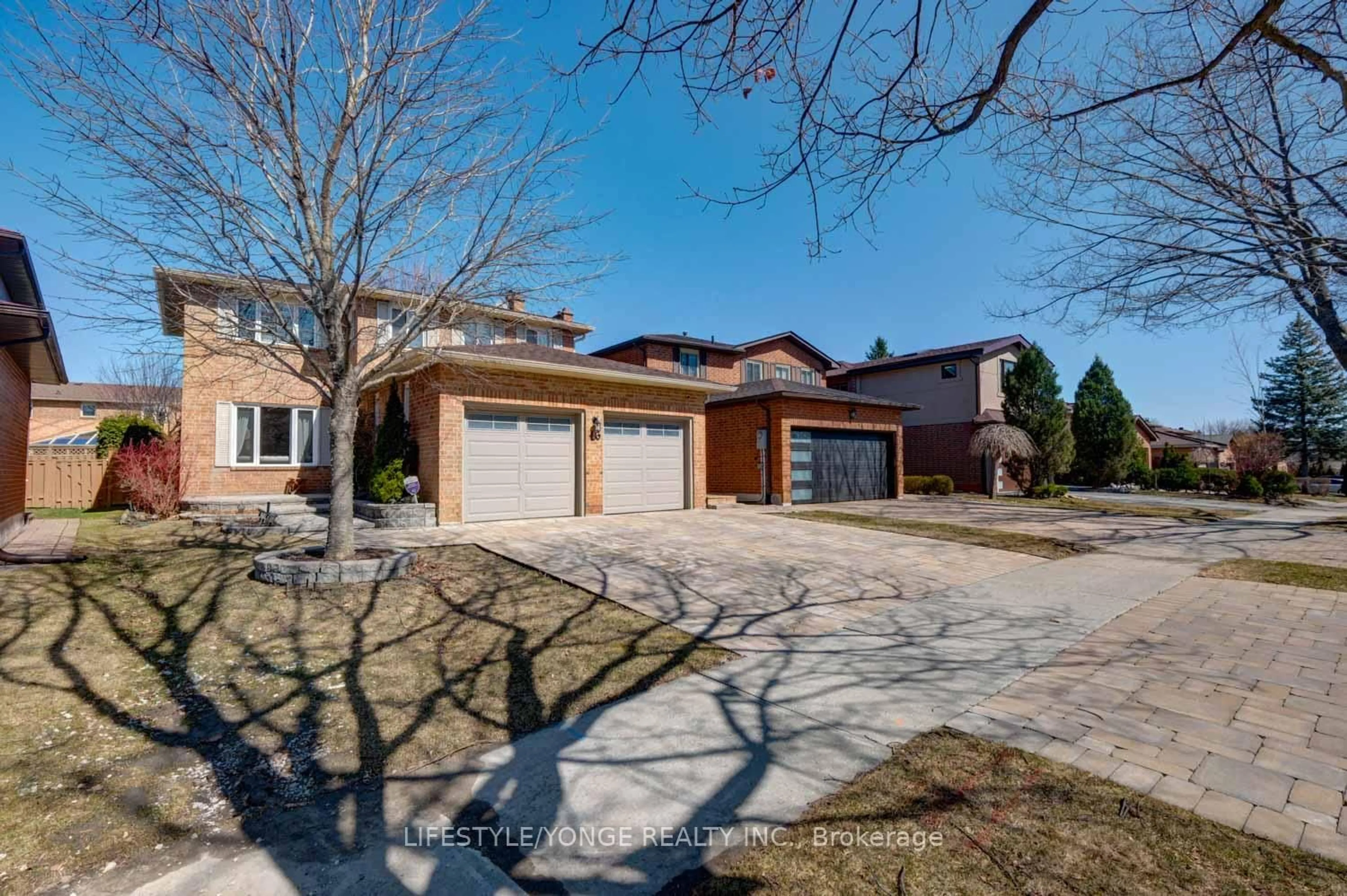 A pic from outside/outdoor area/front of a property/back of a property/a pic from drone, street for 46 Mccallum Dr, Richmond Hill Ontario L4C 7S8