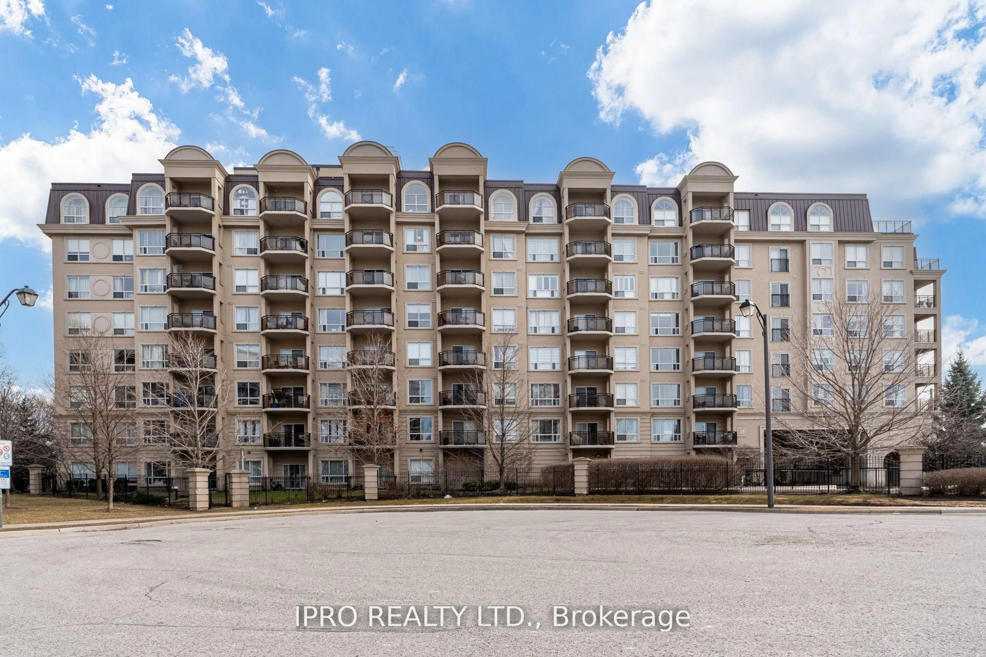 A pic from outside/outdoor area/front of a property/back of a property/a pic from drone, building for 1 Maison Parc Crt #811, Vaughan Ontario L4J 9K1