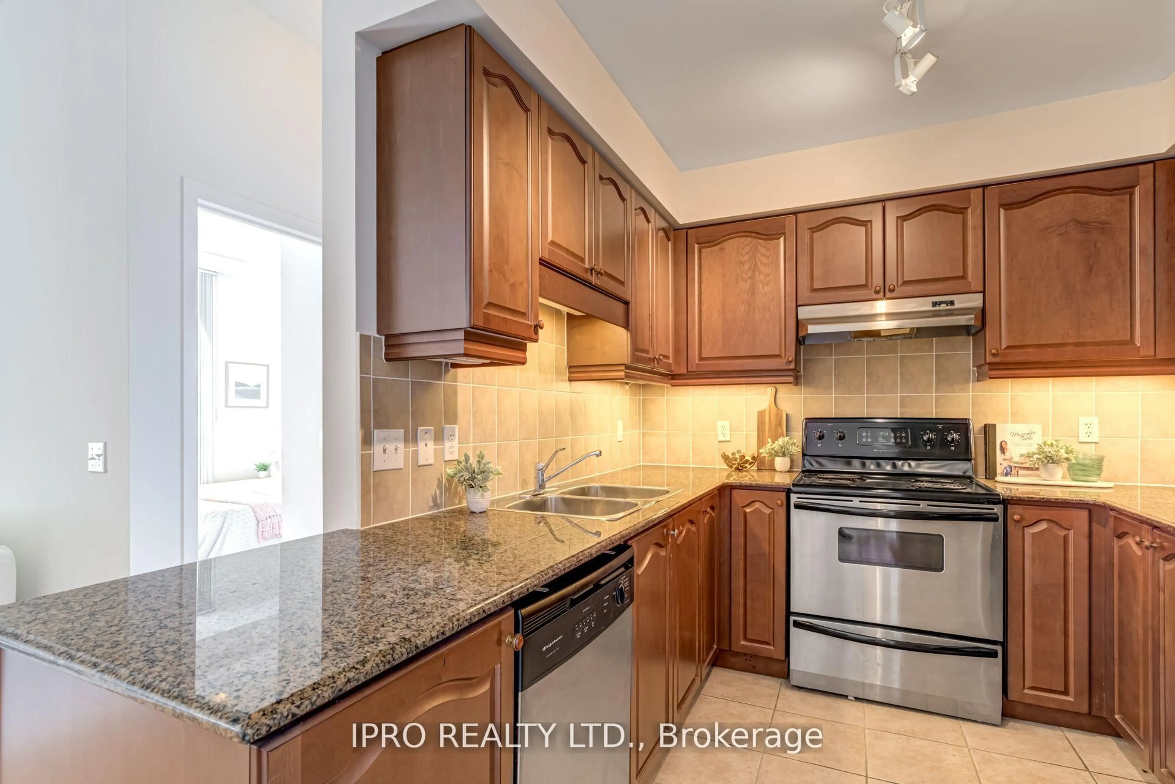 Standard kitchen, ceramic/tile floor for 1 Maison Parc Crt #811, Vaughan Ontario L4J 9K1