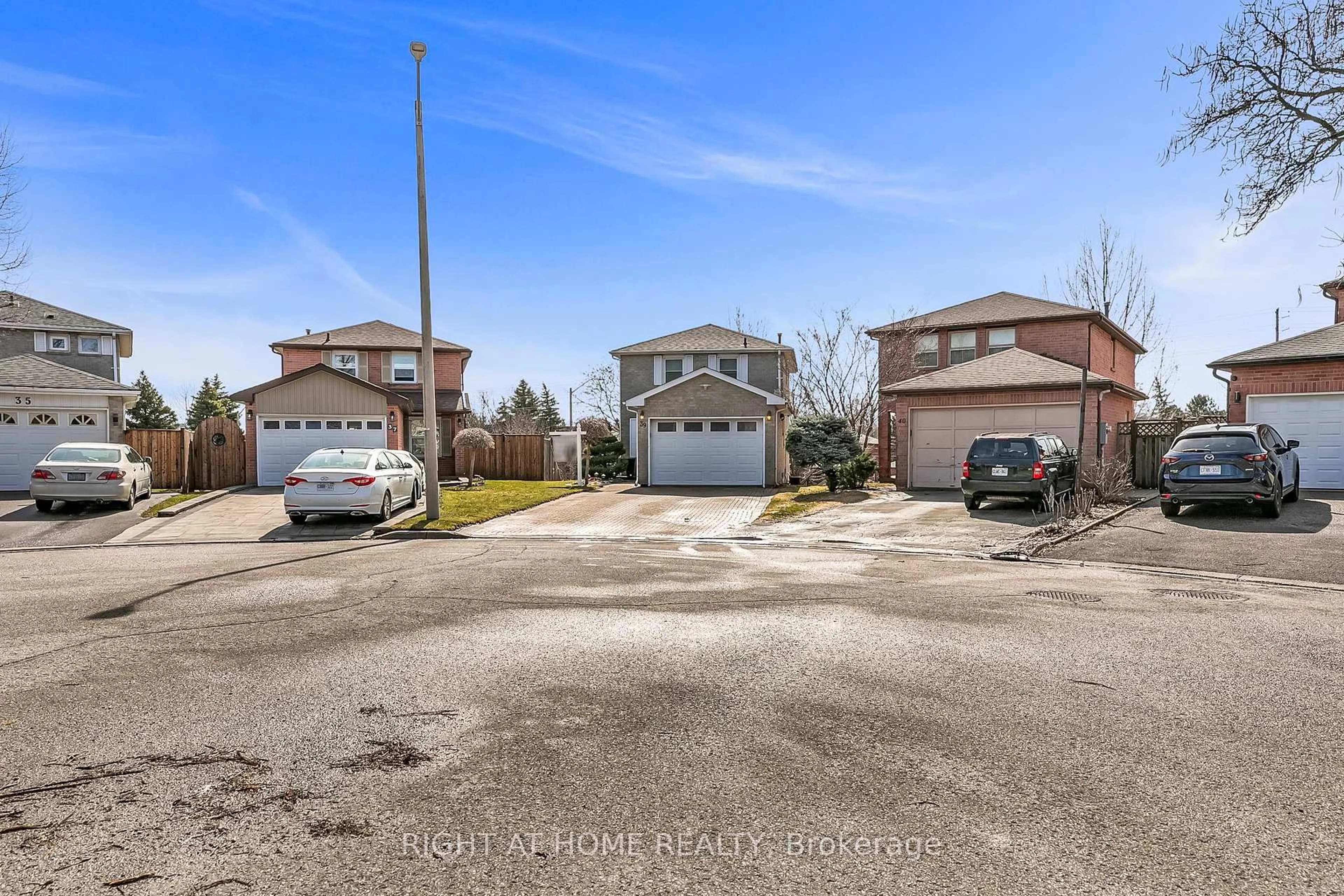 A pic from outside/outdoor area/front of a property/back of a property/a pic from drone, street for 39 Aranka Crt, Richmond Hill Ontario L4C 7V2