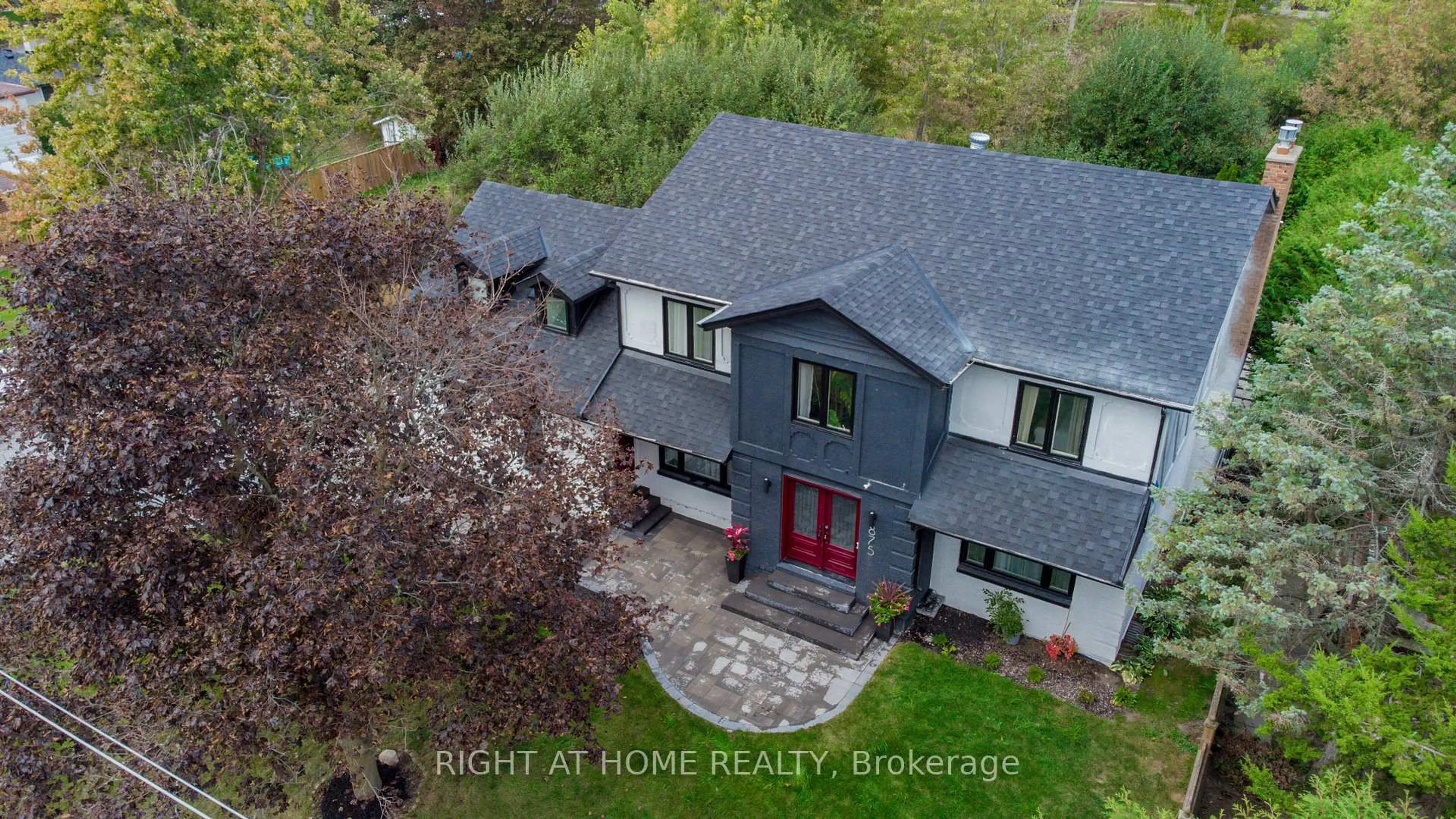 A pic from outside/outdoor area/front of a property/back of a property/a pic from drone, street for 875 Srigley St, Newmarket Ontario L3Y 1Y2